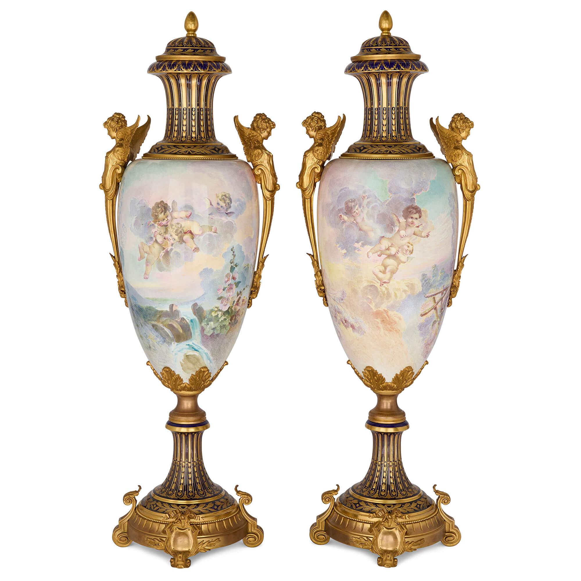 Coppia molto grande di vasi in porcellana Ormolu in stile Antique French Sèvres
Francese, fine del XIX secolo 
Altezza 164cm, larghezza 58cm, profondità 46cm

Questa straordinaria coppia di grandi vasi è stata creata nello stile di Sèvres, la