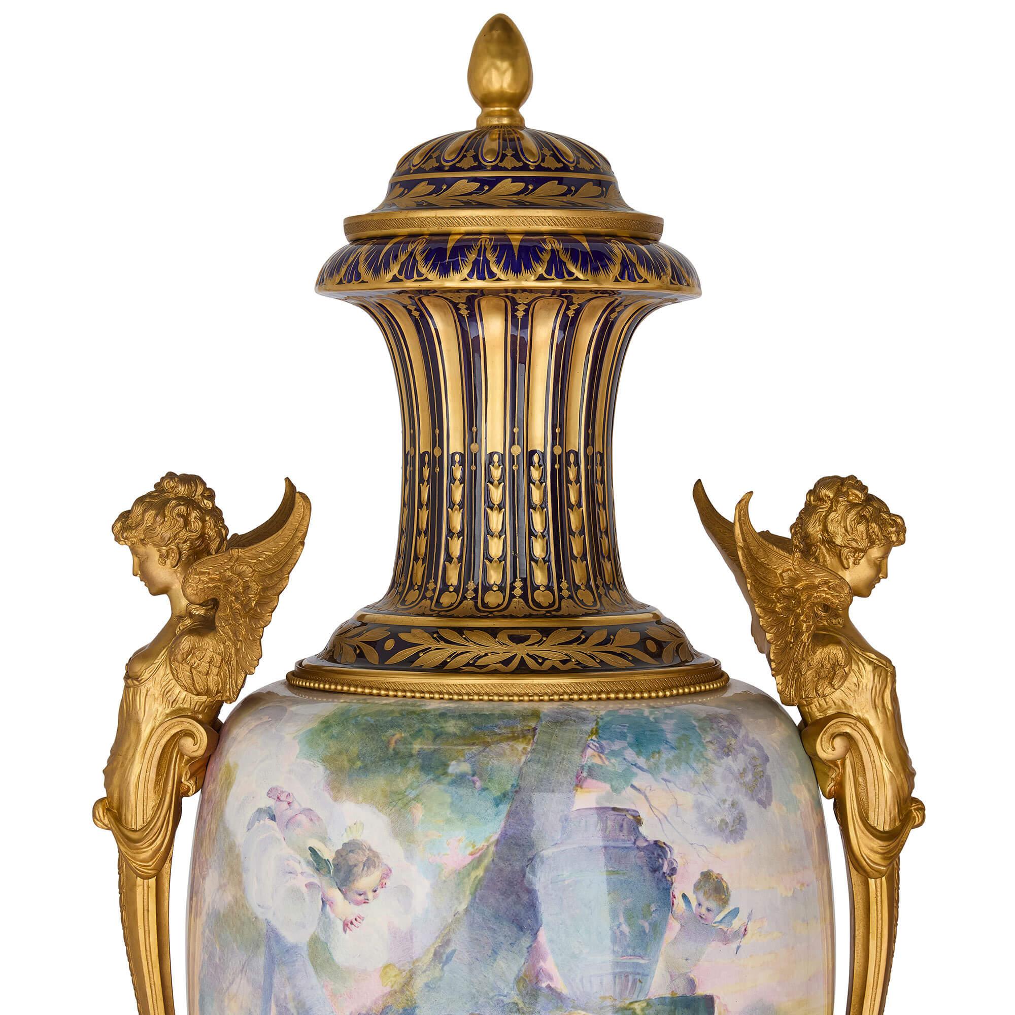 Rococò Coppia molto grande di vasi in porcellana Ormolu in stile Antique French Sèvres in vendita