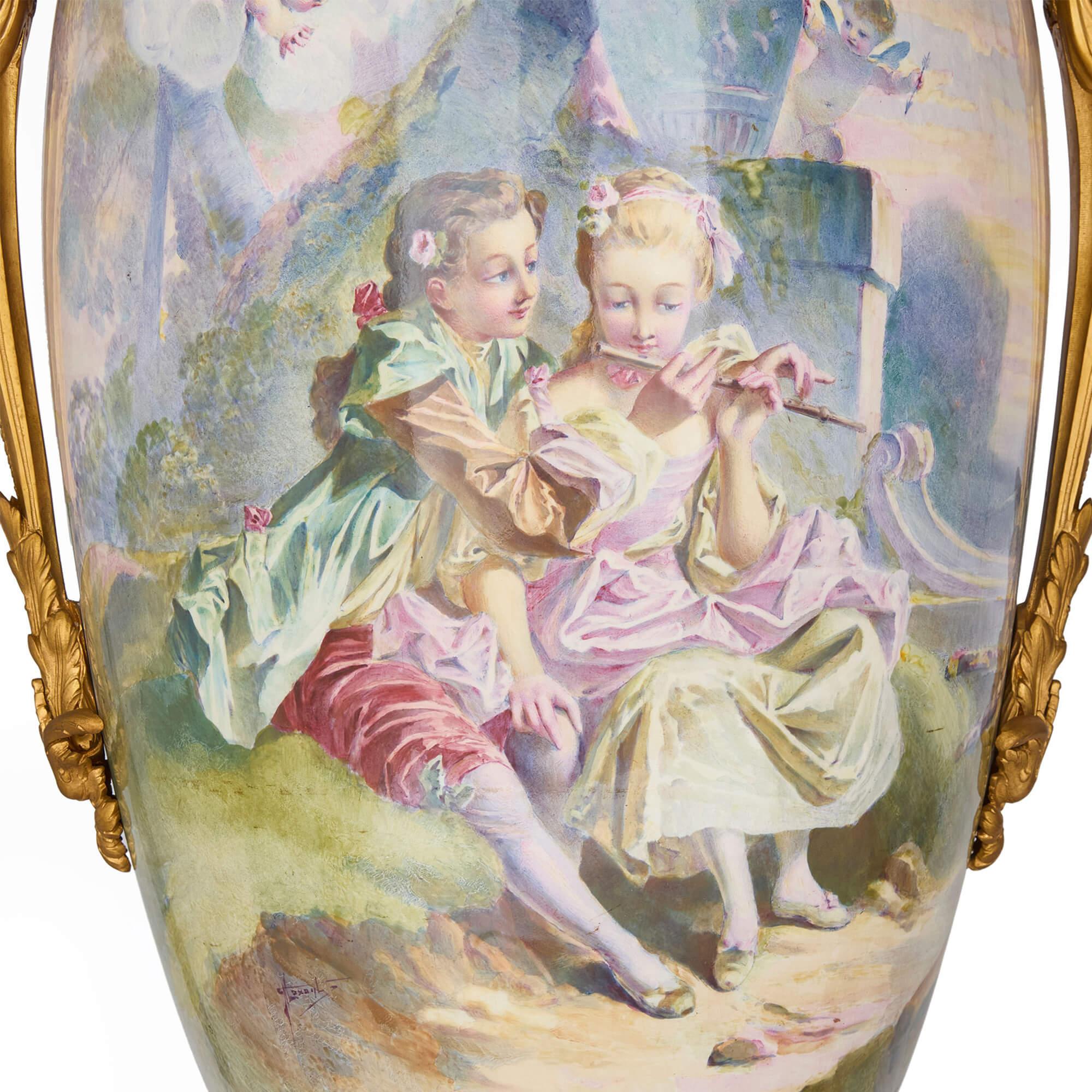 Francese Coppia molto grande di vasi in porcellana Ormolu in stile Antique French Sèvres in vendita