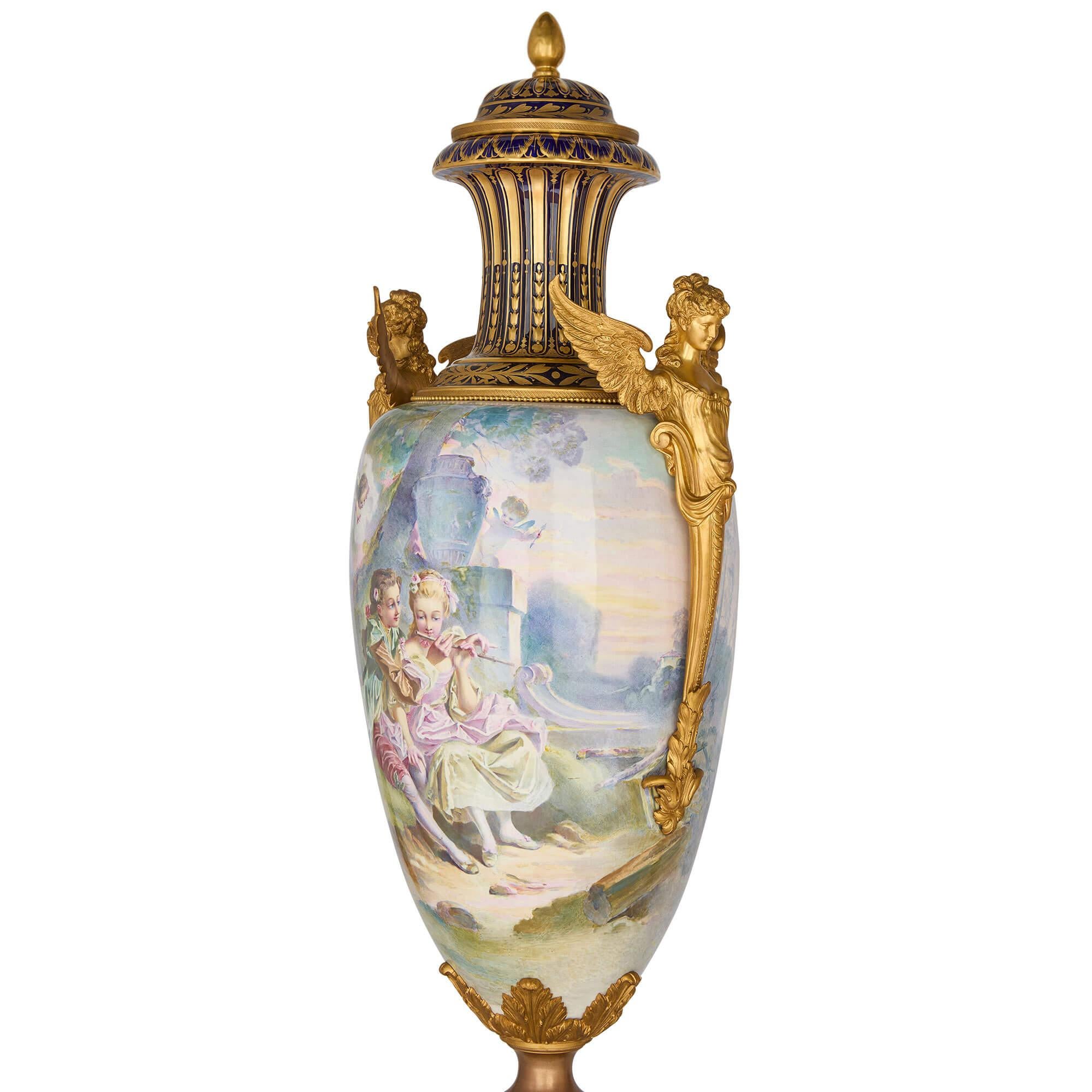 Coppia molto grande di vasi in porcellana Ormolu in stile Antique French Sèvres In condizioni buone in vendita a London, GB