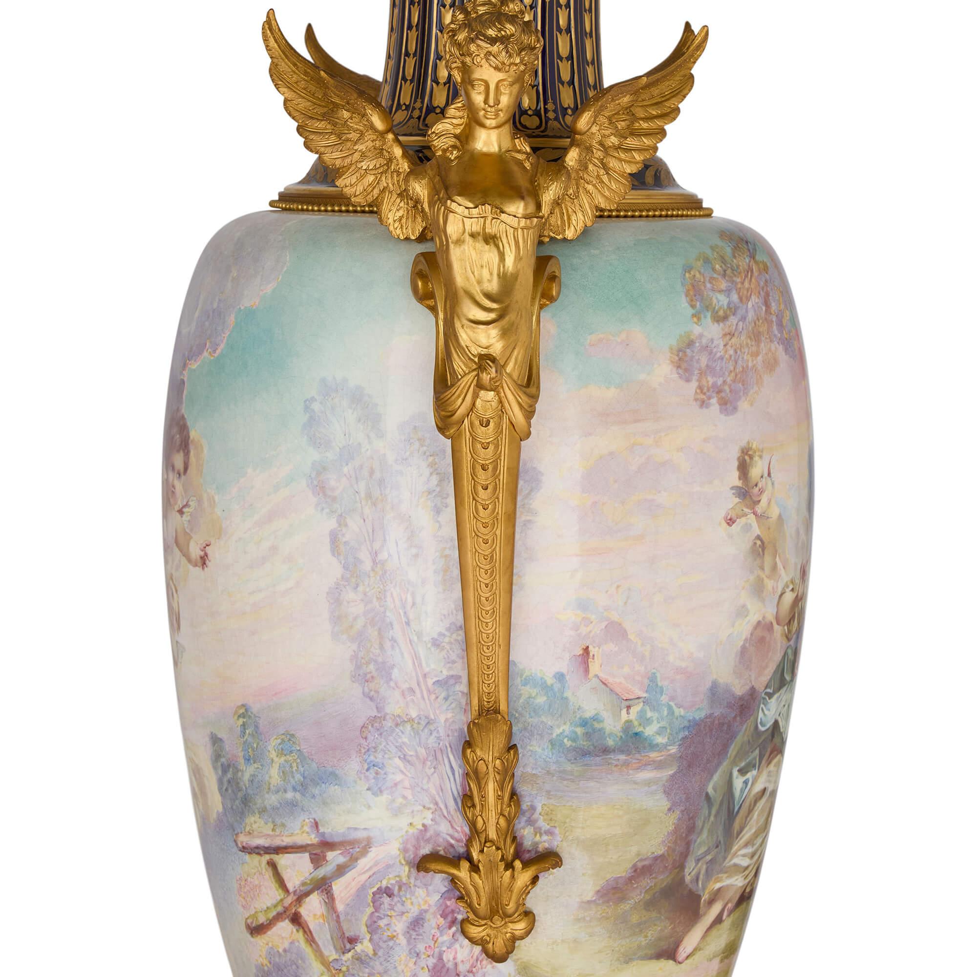 XIX secolo Coppia molto grande di vasi in porcellana Ormolu in stile Antique French Sèvres in vendita