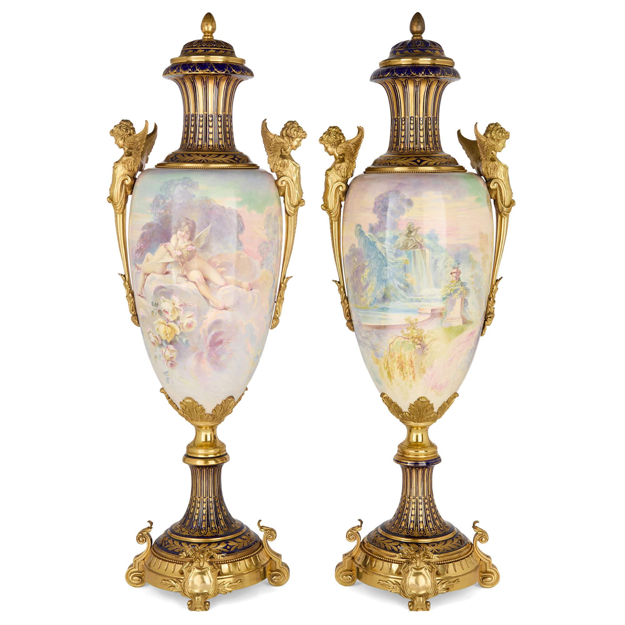 Très grande paire de vases anciens en porcelaine peinte de style Rococo et de style Sèvres en bronze doré
Français, fin du 19e siècle 
Hauteur 163 cm, largeur 53 cm, profondeur 48 cm

Fabriquée dans le style de la célèbre manufacture de Sèvres,