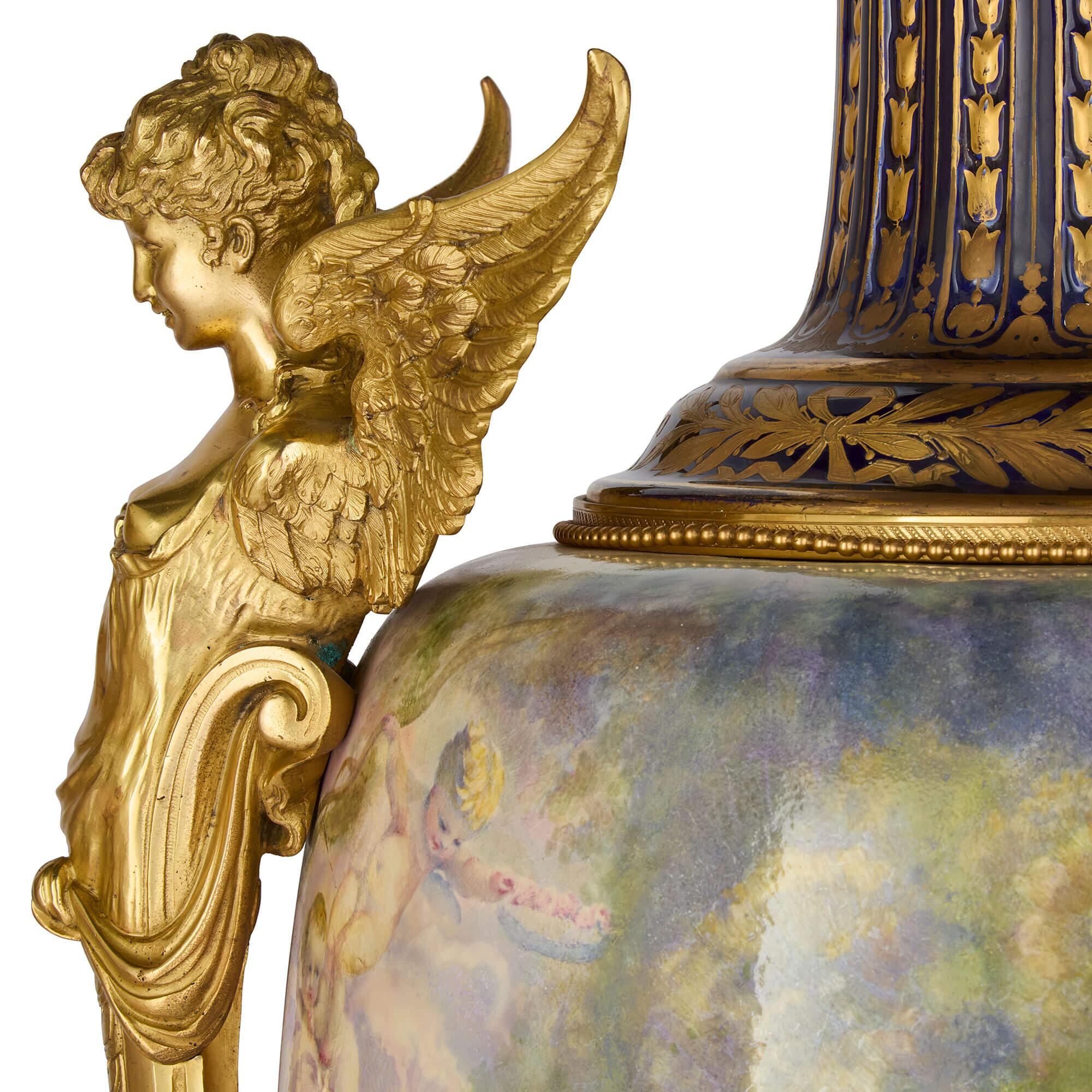 Très grande paire de vases anciens en porcelaine peinte de style Rococo et de style Sèvres en bronze doré Bon état - En vente à London, GB