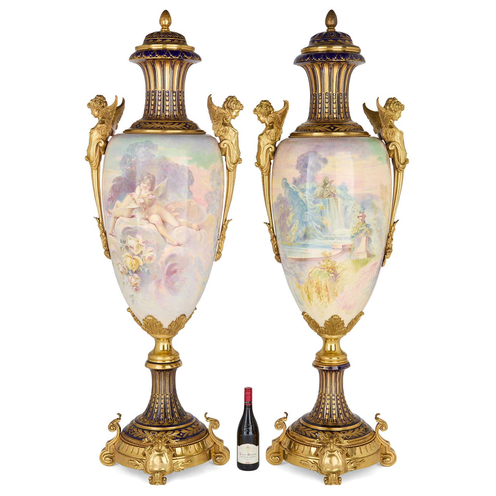 Très grande paire de vases anciens en porcelaine peinte de style Rococo et de style Sèvres en bronze doré en vente 1