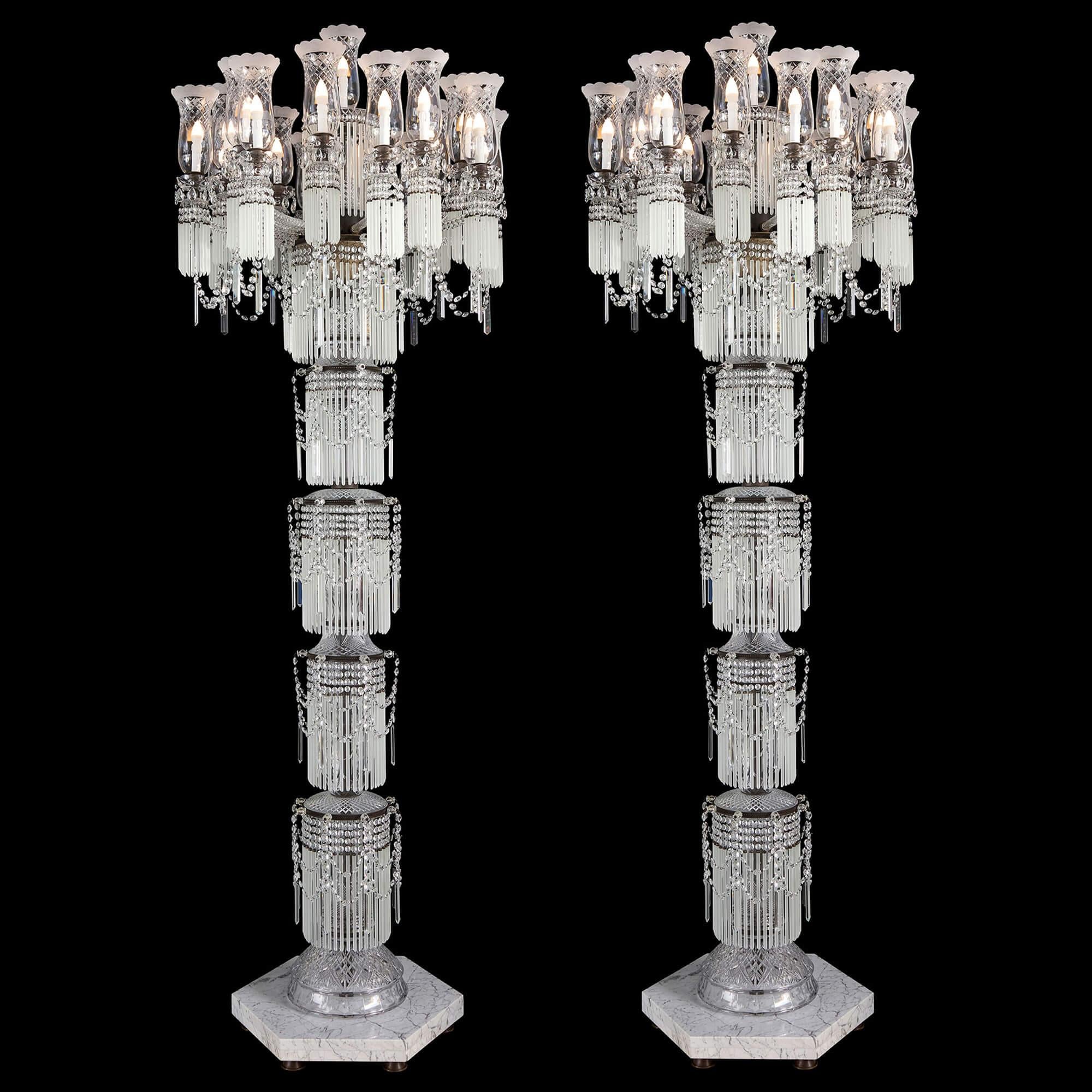 Coppia molto grande di candelabri in vetro smerigliato tagliato di Boemia e marmo chiaro bianco 
Bohemien, 20° secolo 
Altezza 295 cm, diametro 90 cm
 
Un superbo esempio di artigianato boemo, questa coppia di candelabri abbinati emana eleganza e