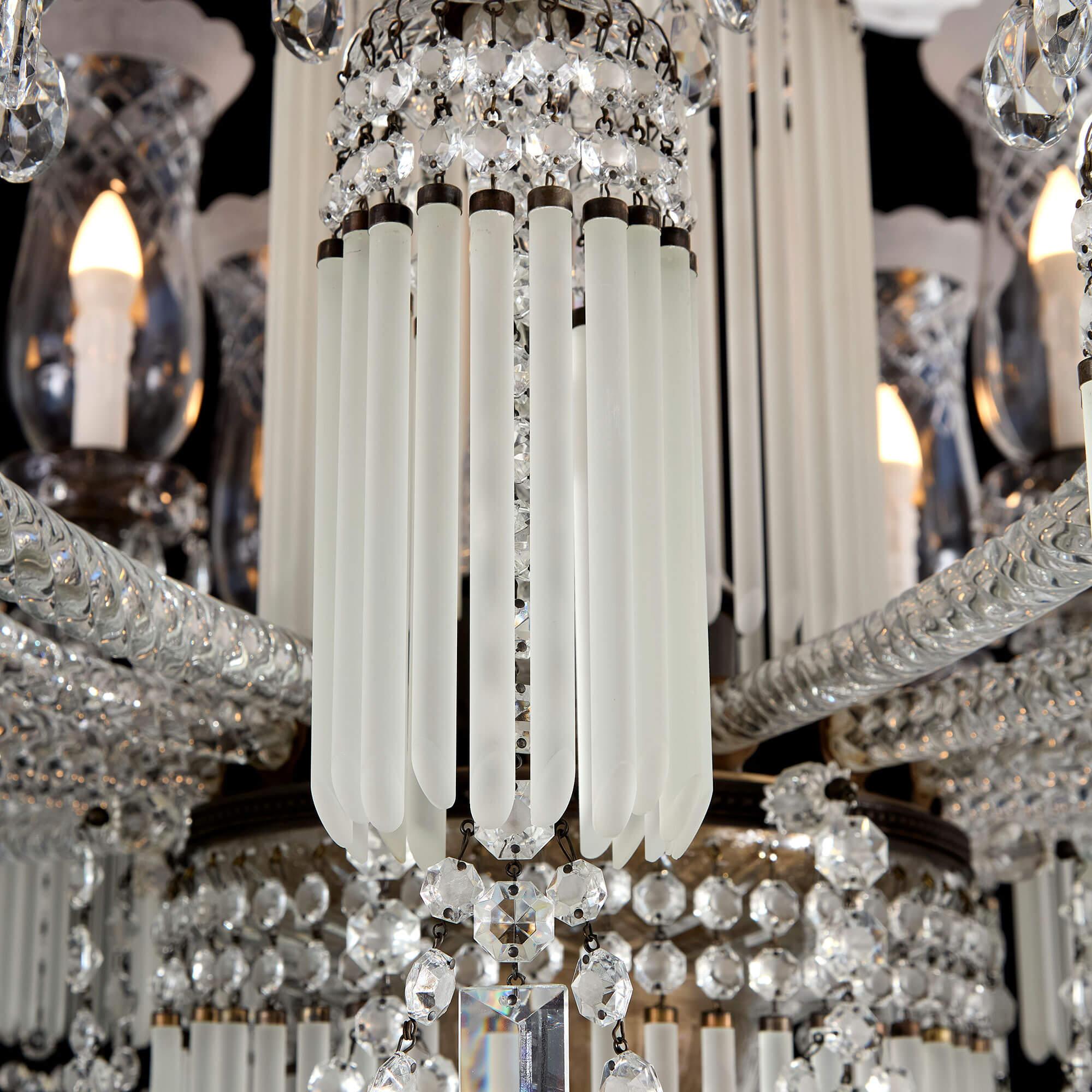 Bohémien Coppia molto grande di candelabri in vetro smerigliato tagliato di Boemia e marmo chiaro bianco in vendita