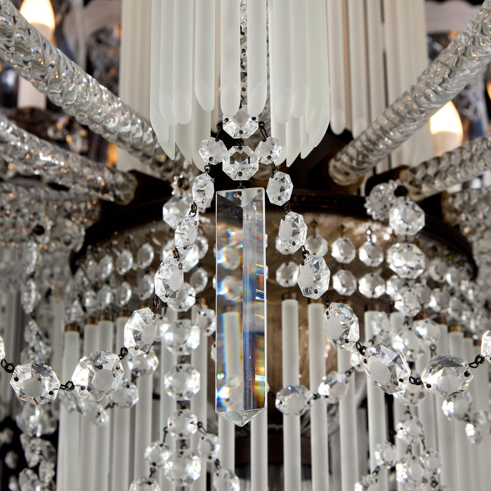 Ceco Coppia molto grande di candelabri in vetro smerigliato tagliato di Boemia e marmo chiaro bianco in vendita