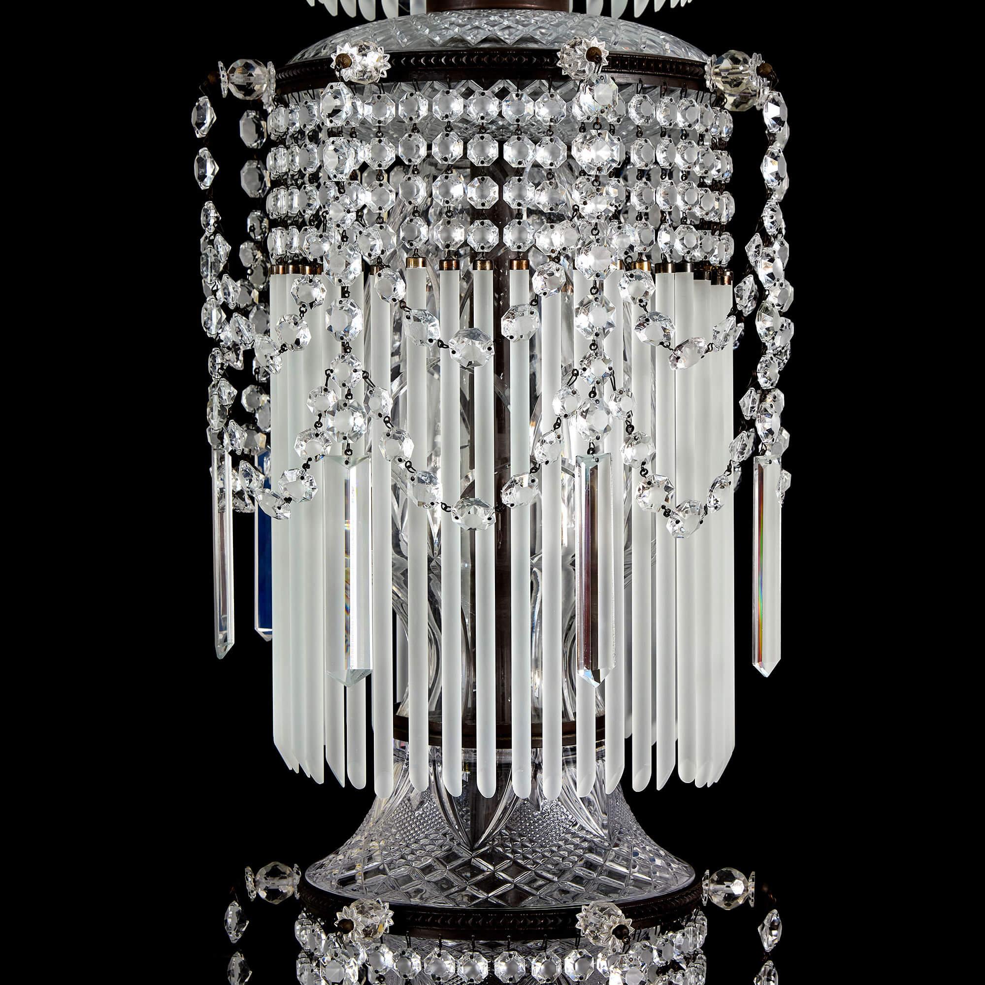 Coppia molto grande di candelabri in vetro smerigliato tagliato di Boemia e marmo chiaro bianco In condizioni buone in vendita a London, GB