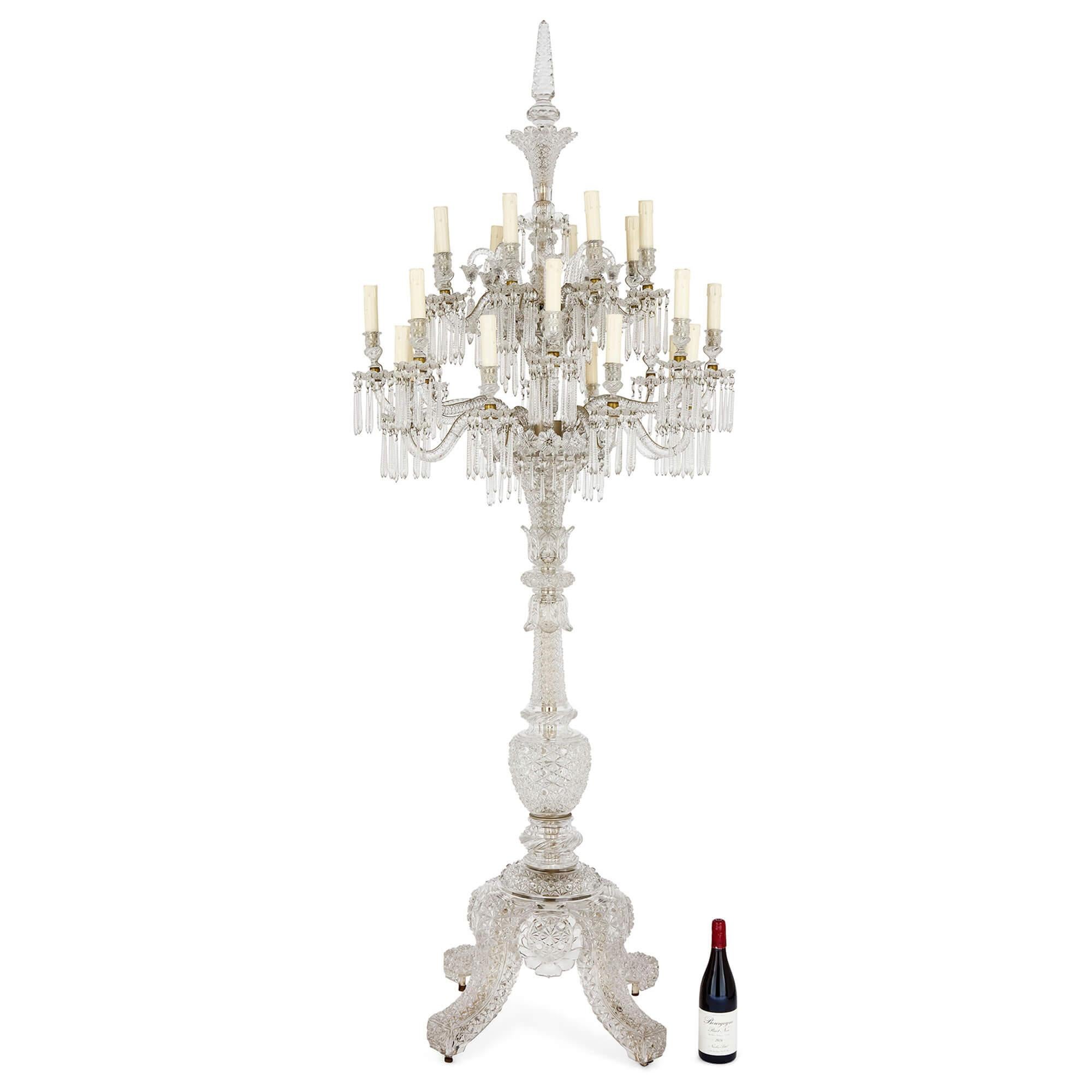 Coppia molto grande di candelabri da terra in cristallo francese Baccarat in vendita 4