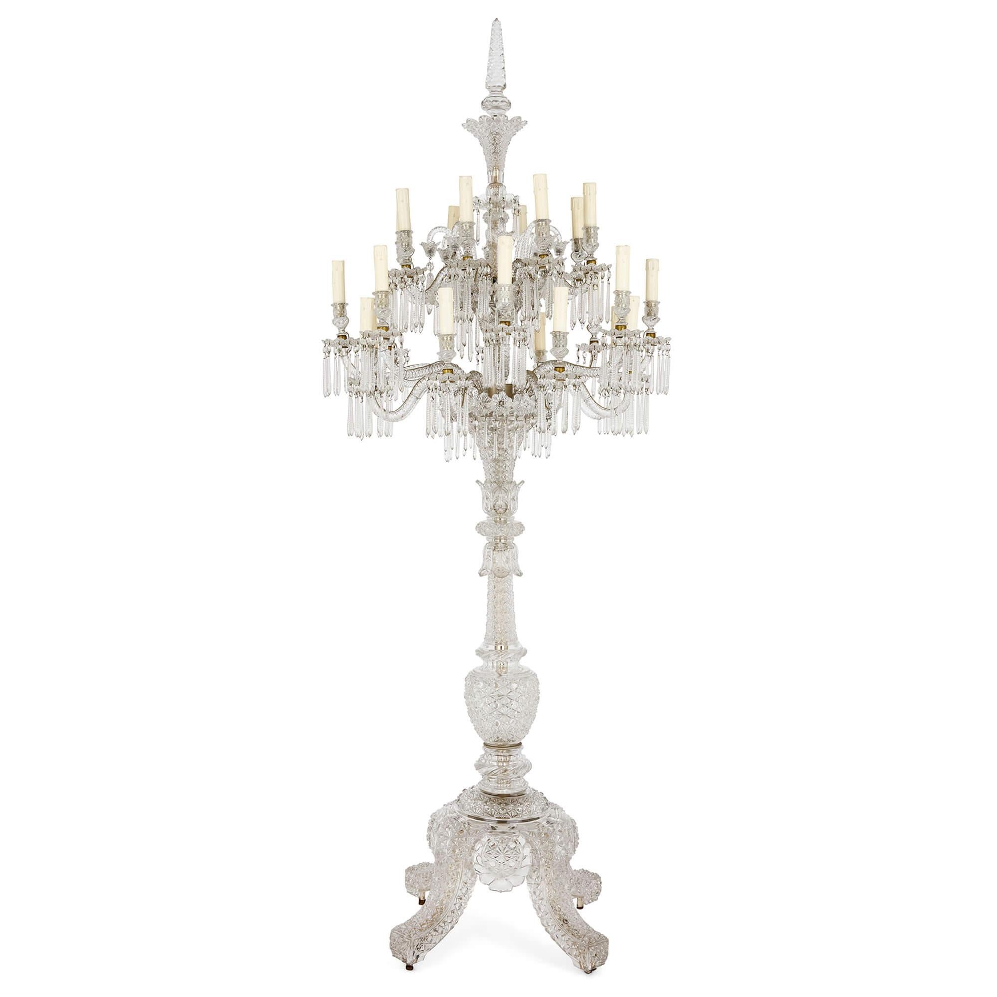 Coppia molto grande di candelabri da terra in cristallo francese Baccarat
Francese, inizio XX secolo 
Altezza 222 cm, diametro 84 cm

Questa straordinaria coppia di candelabri, realizzati da Baccarat all'inizio del XX secolo, emana un'eleganza