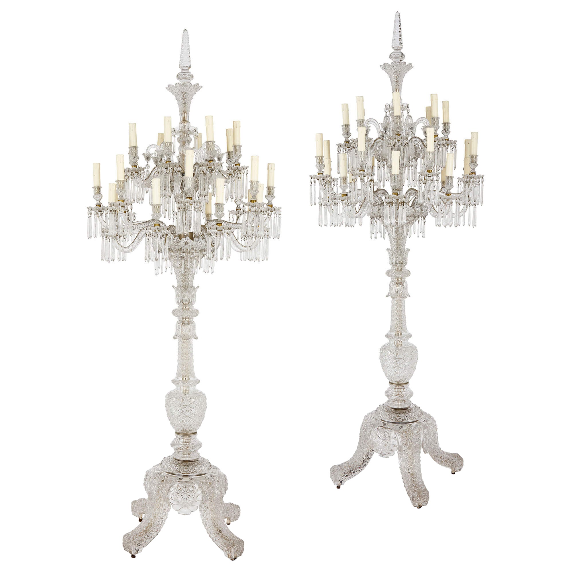 Coppia molto grande di candelabri da terra in cristallo francese Baccarat in vendita