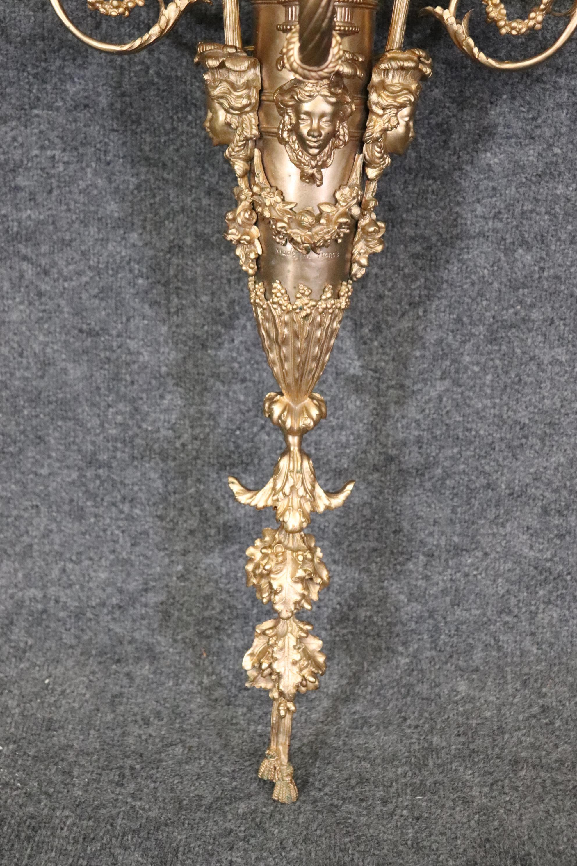 Très grande paire d'appliques figuratives françaises Louis XV à 5 lumières en bronze électrifié en vente 7