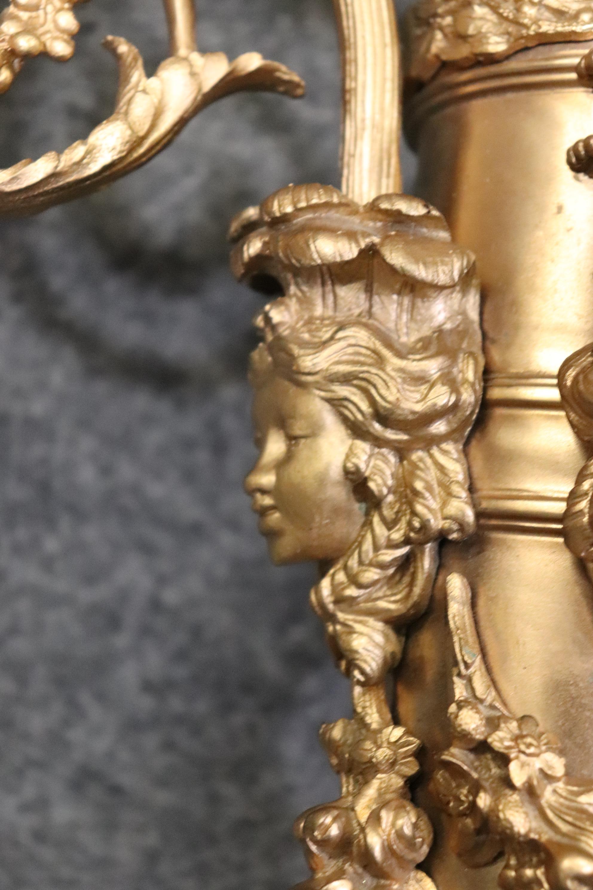 Ein sehr großes Paar französische Louis XV-Wandleuchter mit 5 Lichtern aus elektrifizierter Bronze (Französisch) im Angebot