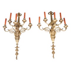 Coppia molto grande di lampade francesi Luigi XV a 5 luci con figure in bronzo elettrificato