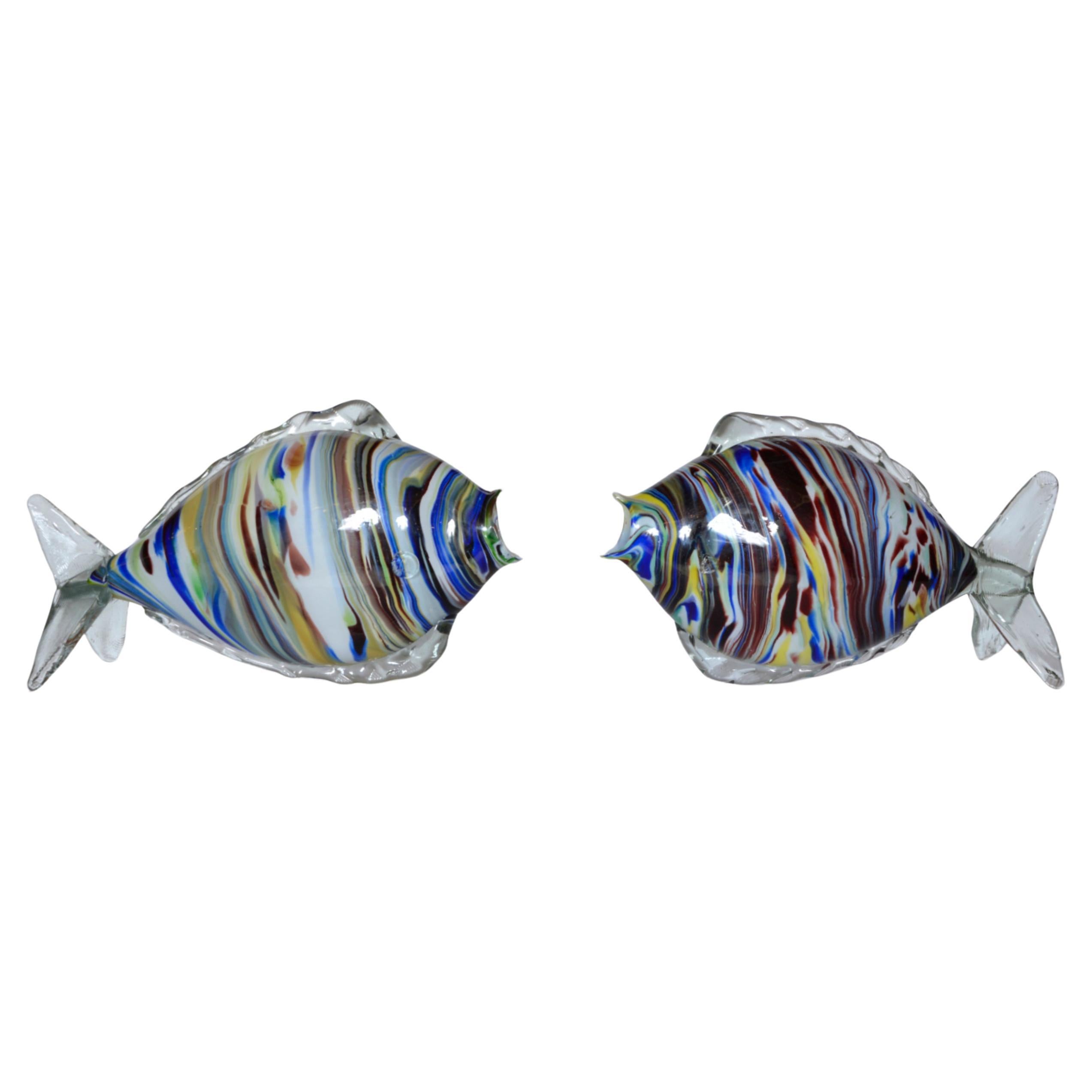 Aufgrund der Natur der Glasbläserei ist jeder Murano-Fisch ein Einzelstück, und wir haben das Glück, ein Harlekin-Paar Murano-Fische in komplementären Farben mit spektakulären Proportionen anbieten zu können, das 42 cm lang und 22 cm hoch ist! Dies