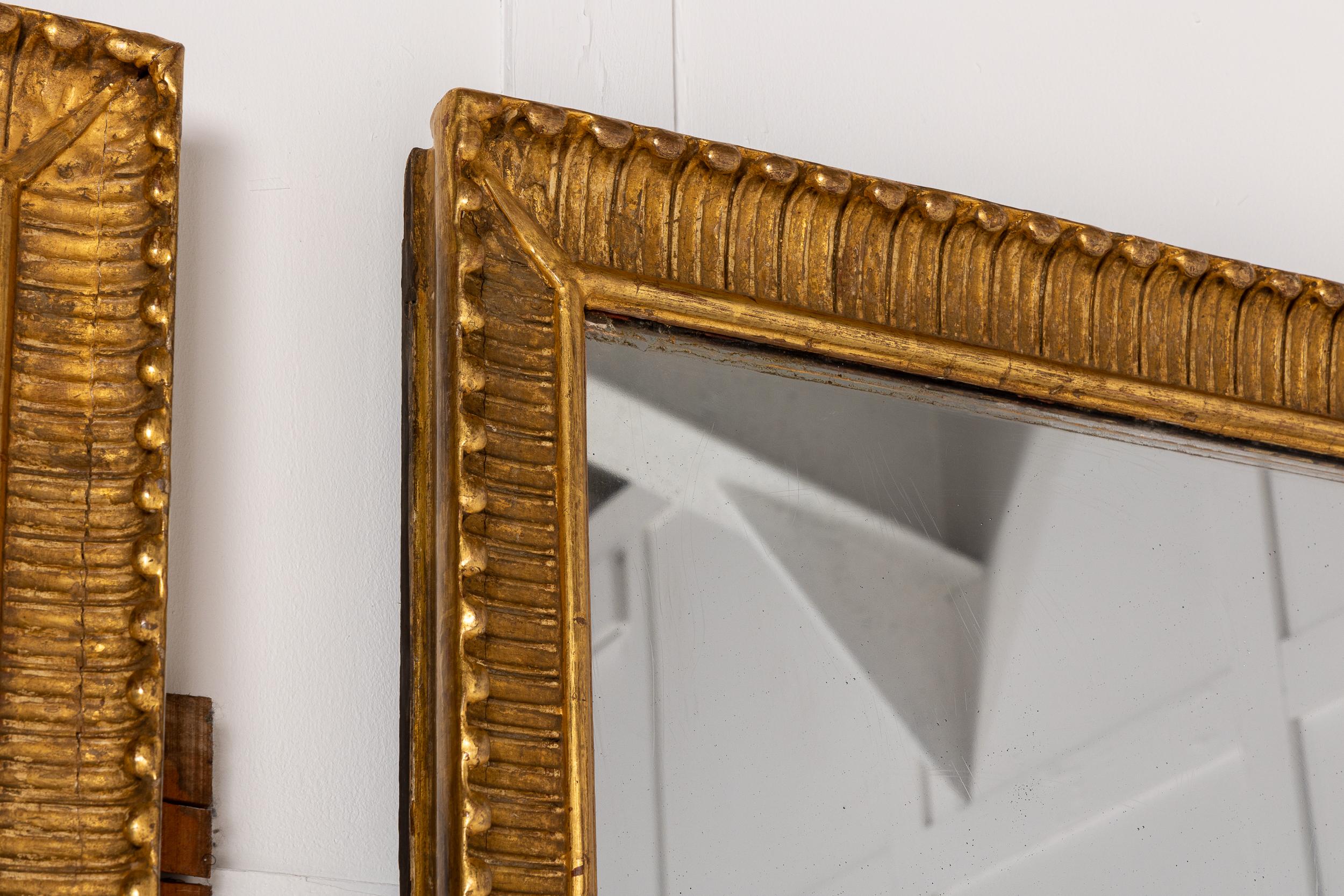Paire de miroirs français du 19e siècle, en bois sculpté et doré, de très grandes dimensions.

De bonne forme rectangulaire, elles sont placées dans leur cadre d'origine en bois doré.

Un bel exemple de miroirs français qui doivent être vus pour