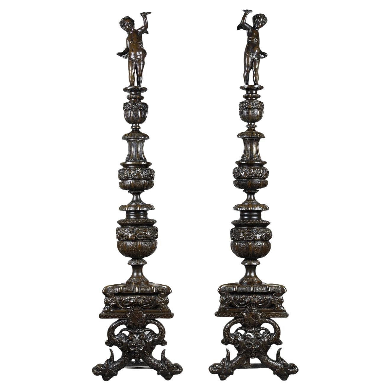 Très grande paire de chenets en bronze patiné, style Renaissance