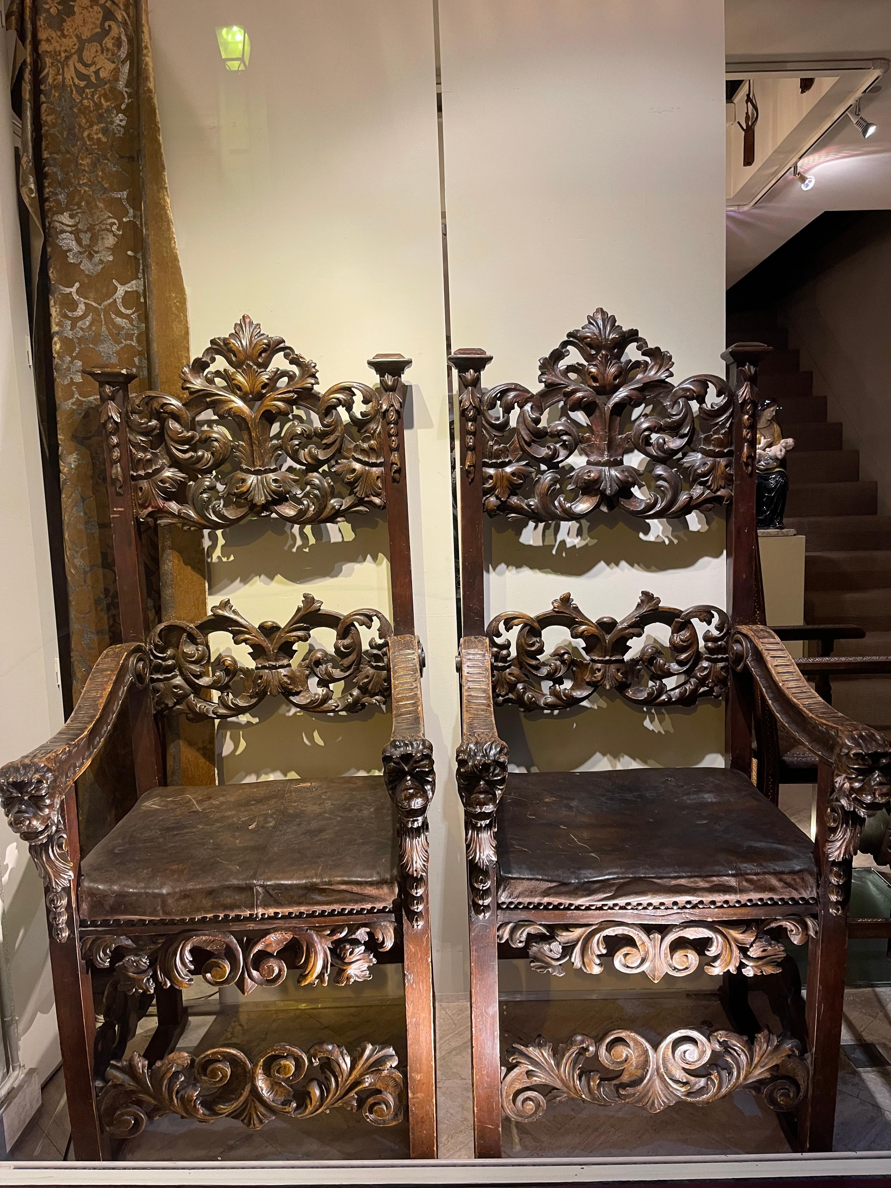 Außergewöhnliches Paar Sessel, aus geschnitztem Holz, verziert mit Akanthusblättern und Voluten, die Armlehnen enden in Löwenköpfen, die Fußstützen in Delphinköpfen.
Spuren von 