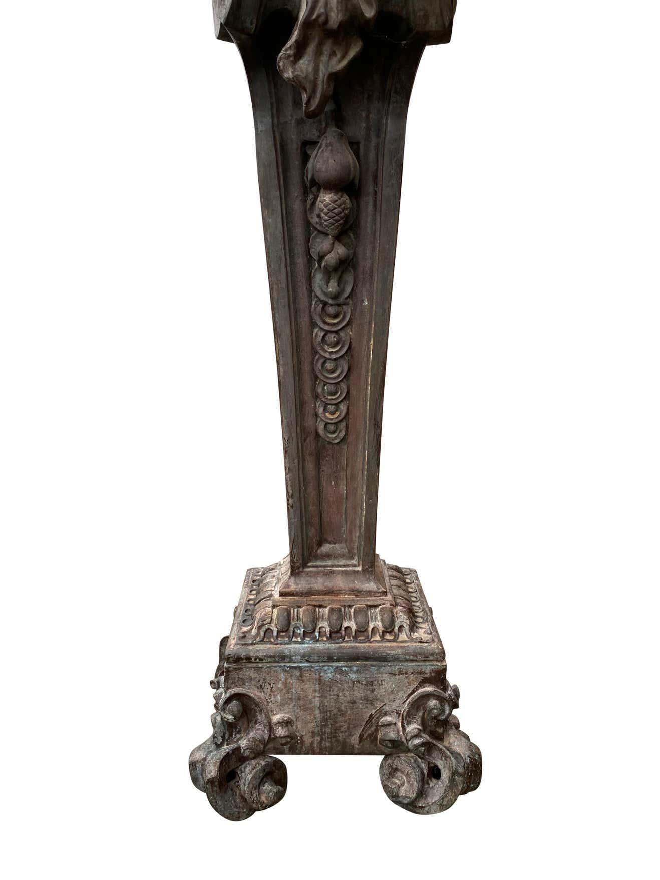 Très grande paire de lampes figuratives en bronze représentant des torchères, vers les années 1920 en vente 2