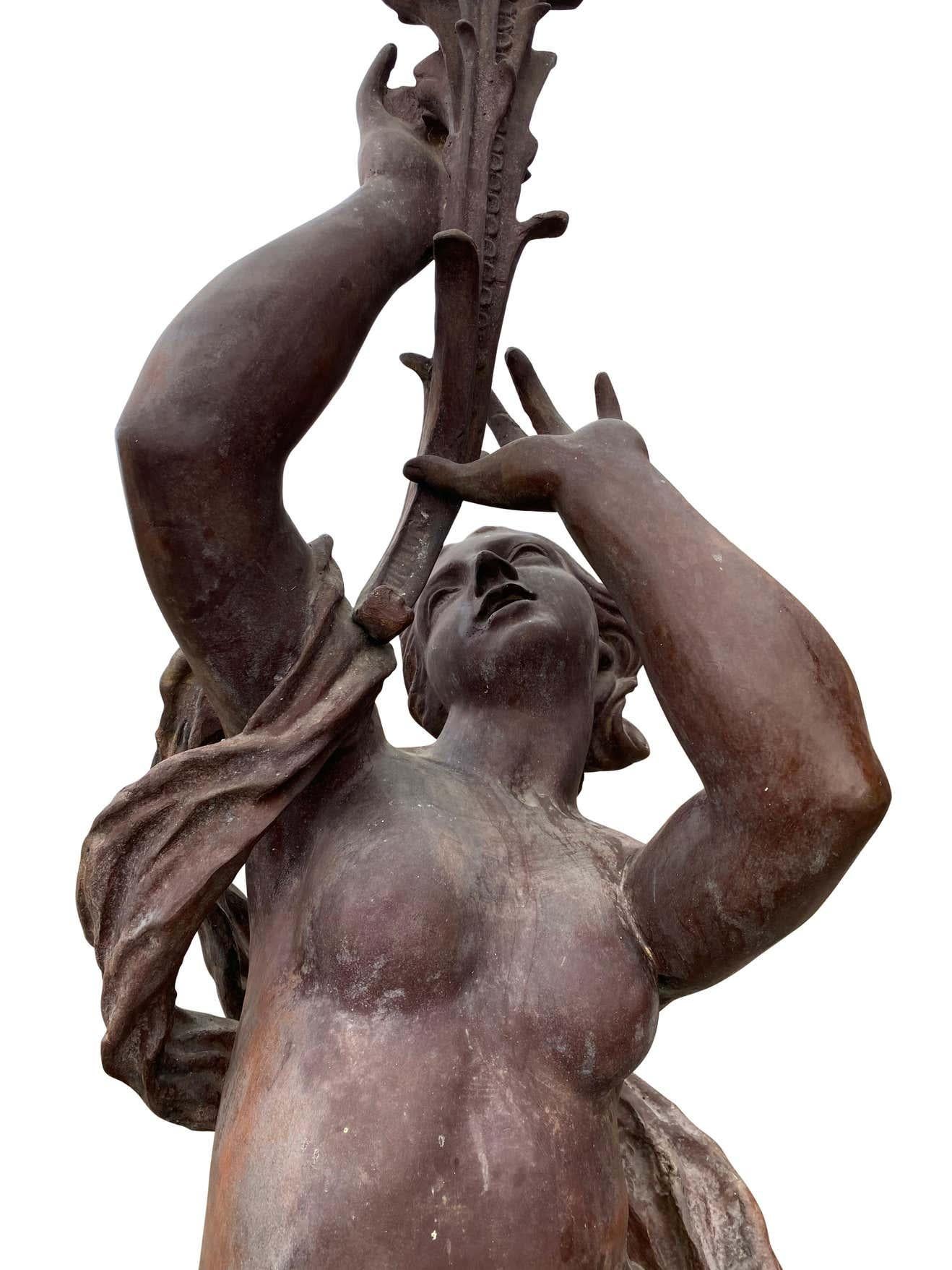 Très grande paire de lampes figuratives en bronze représentant des torchères, vers les années 1920 en vente 5