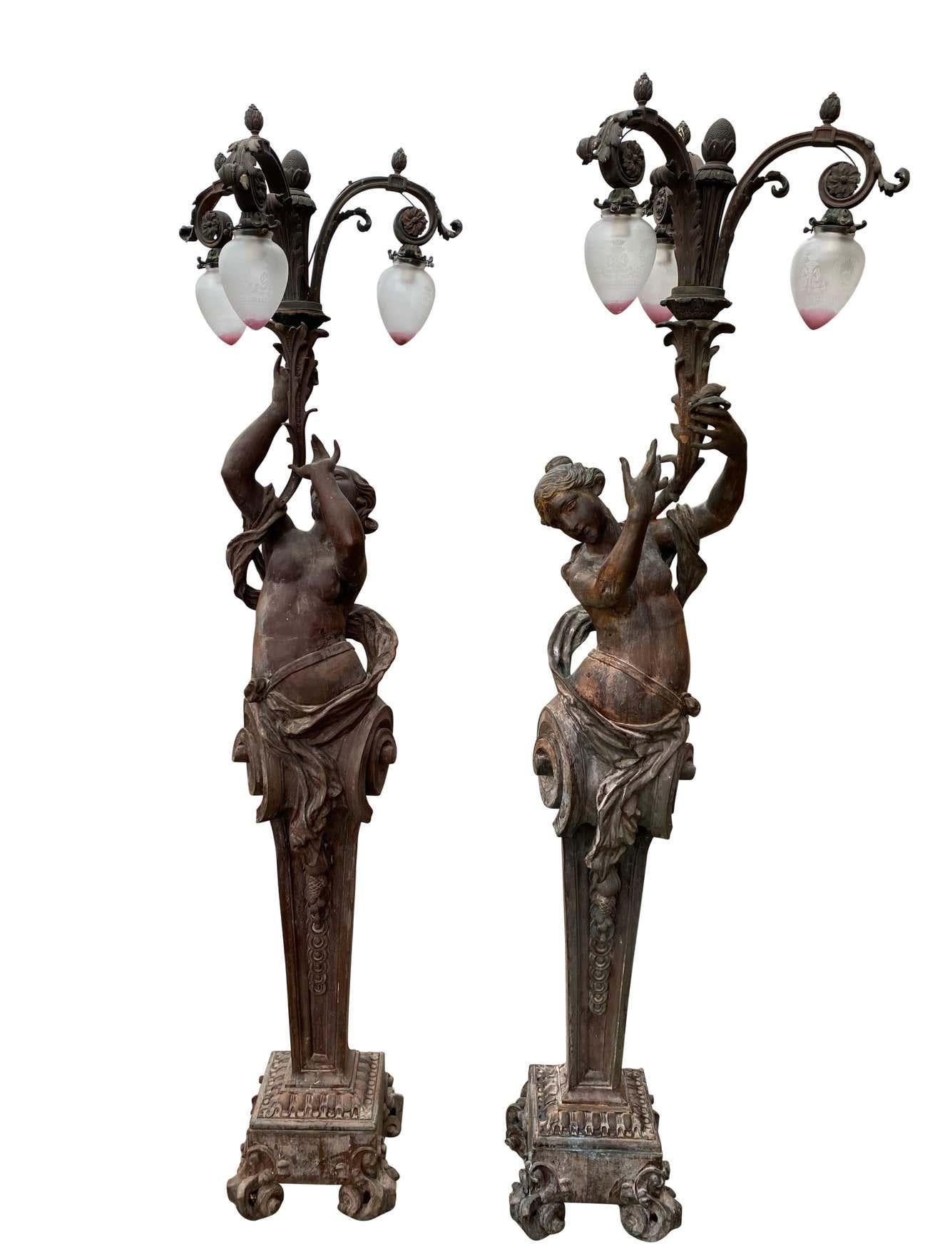 Très grande paire de lampes figuratives en bronze représentant des torchères, vers les années 1920 en vente 7
