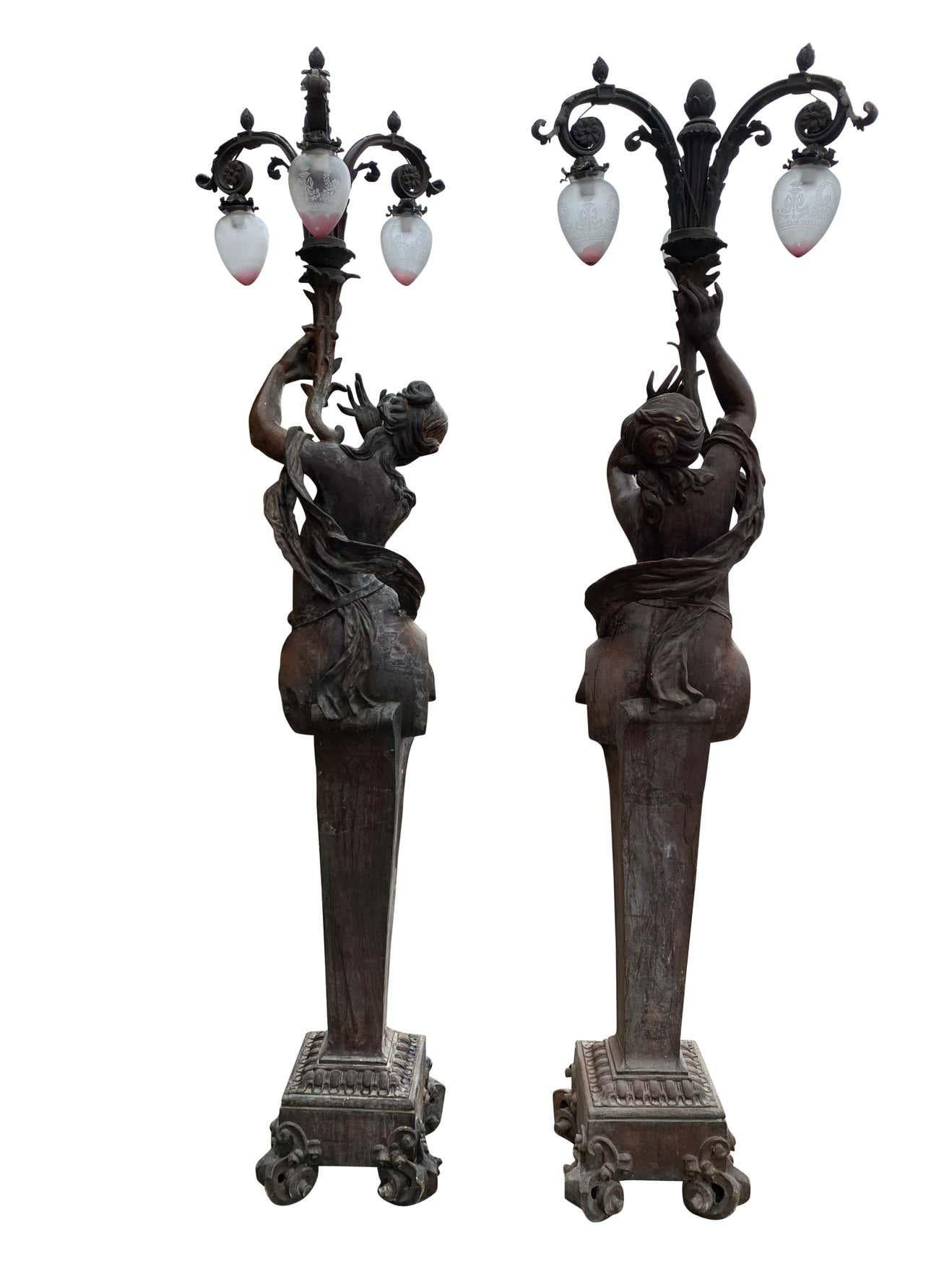 Européen Très grande paire de lampes figuratives en bronze représentant des torchères, vers les années 1920 en vente