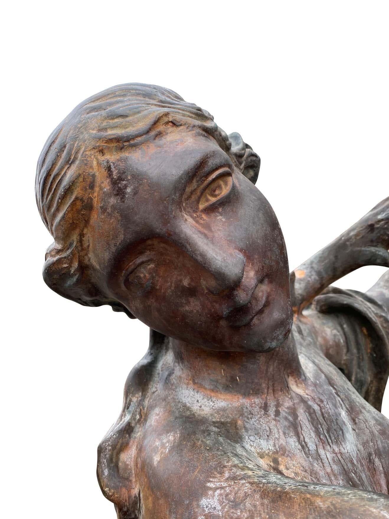 Très grande paire de lampes figuratives en bronze représentant des torchères, vers les années 1920 Bon état - En vente à Southall, GB