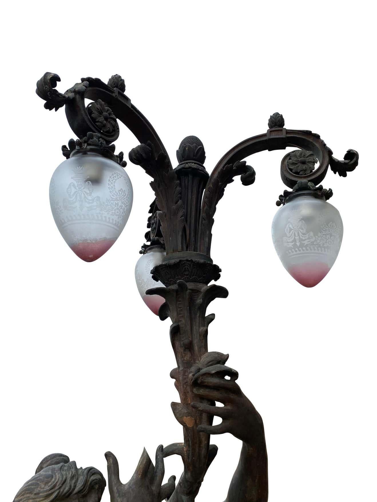 20ième siècle Très grande paire de lampes figuratives en bronze représentant des torchères, vers les années 1920 en vente