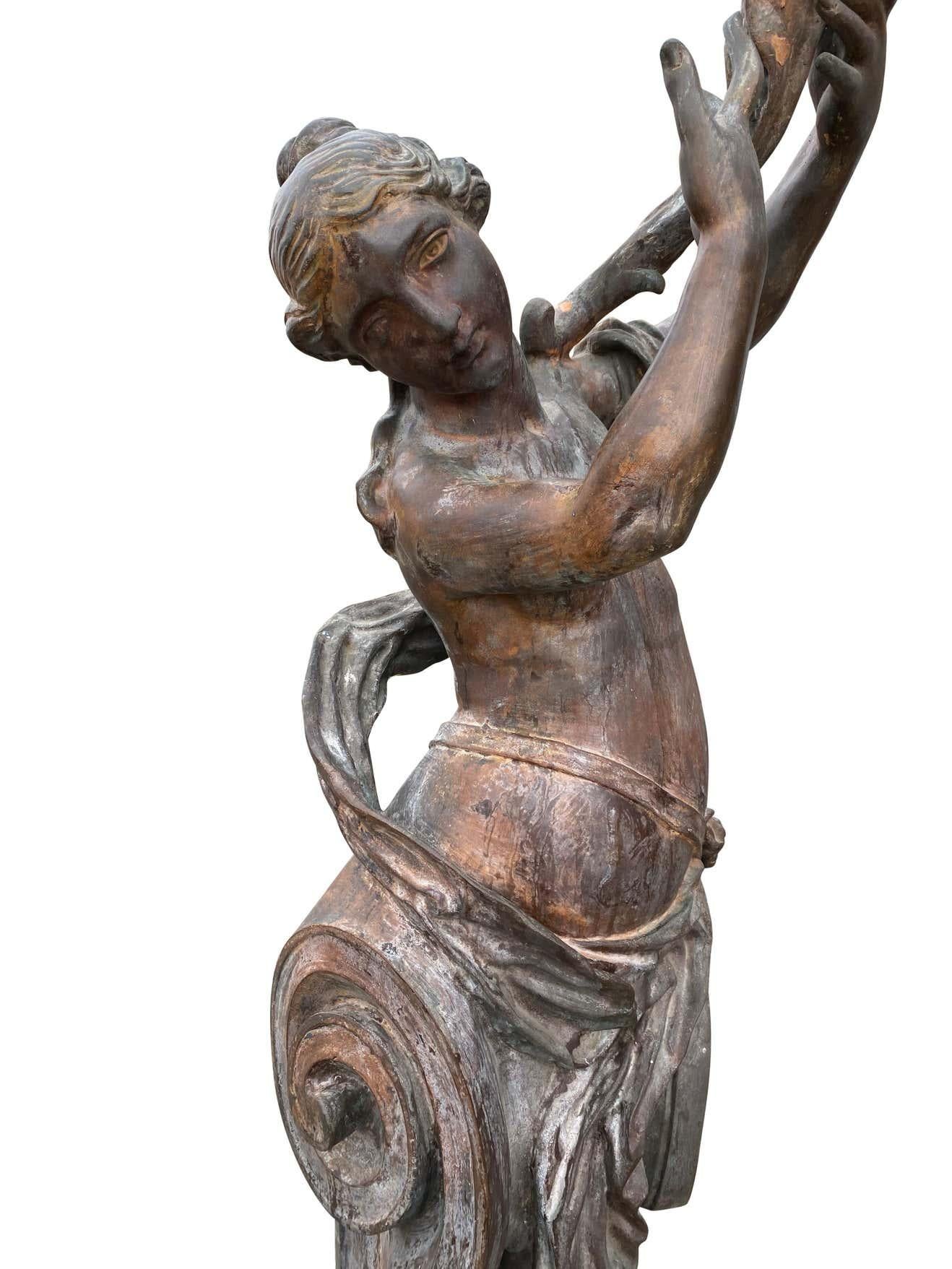 Très grande paire de lampes figuratives en bronze représentant des torchères, vers les années 1920 en vente 1