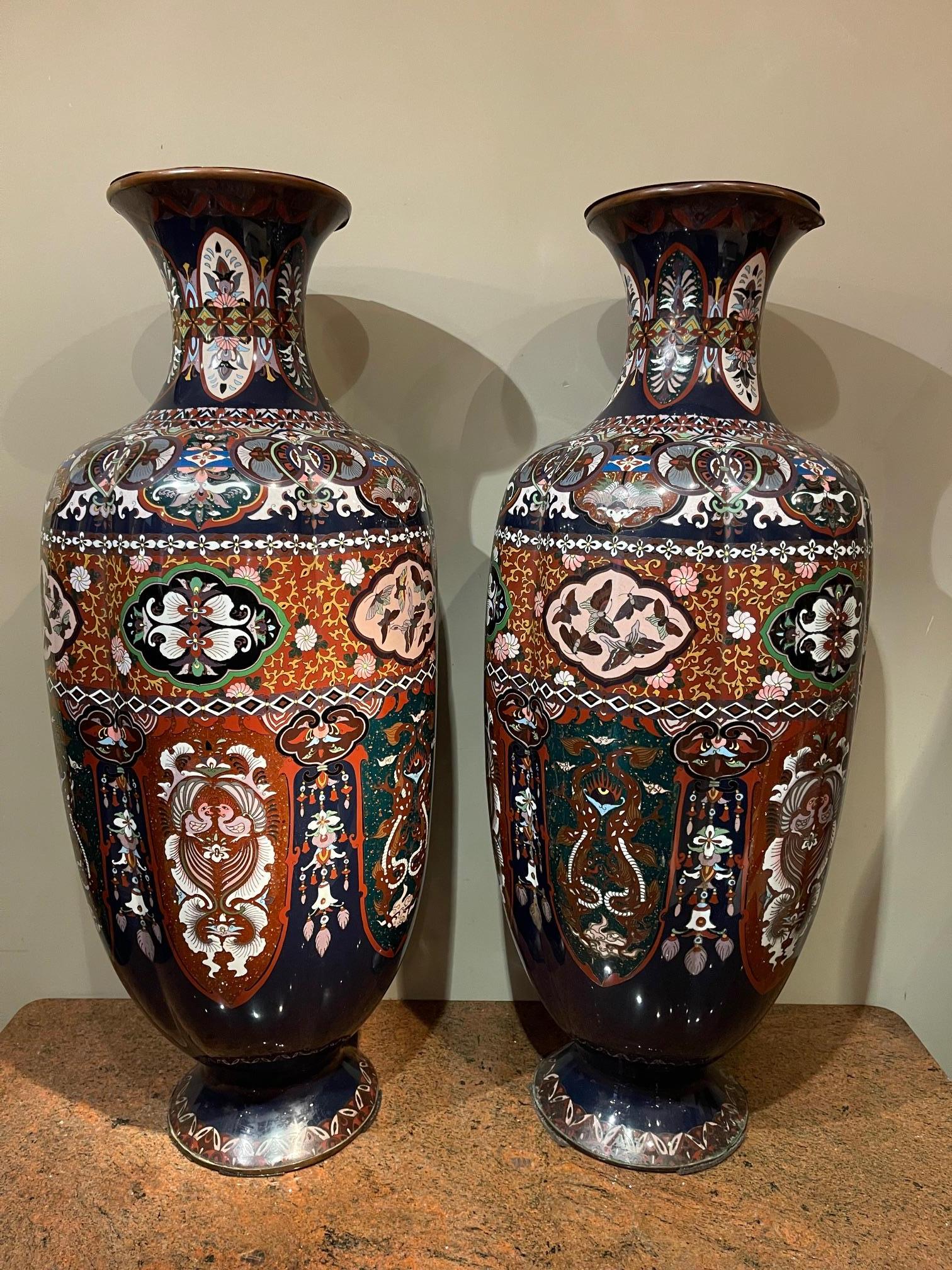 Seltenes und sehr großes Paar (0,92 m hoch) von Cloisonné-Vasen, Japan, 19.
Die 