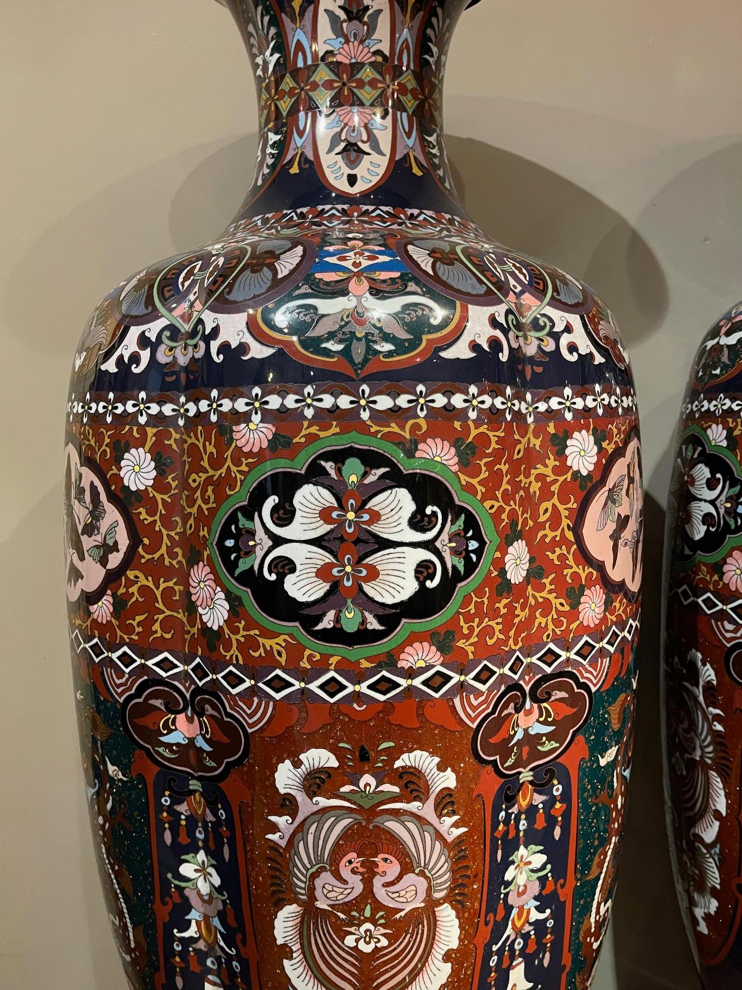 Sehr großes Paar Cloisonné-Vasen, Japan 19. Jahrhundert (Anglo-japanisch) im Angebot