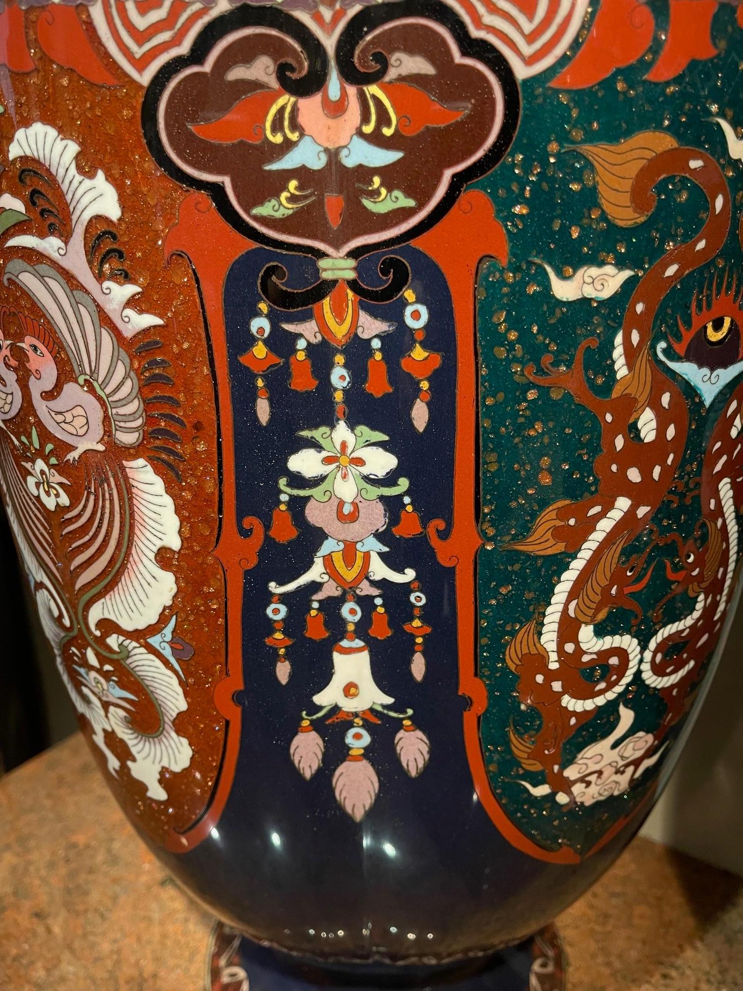 Japonais Très grande paire de vases cloisonnés, Japon, 19e siècle en vente