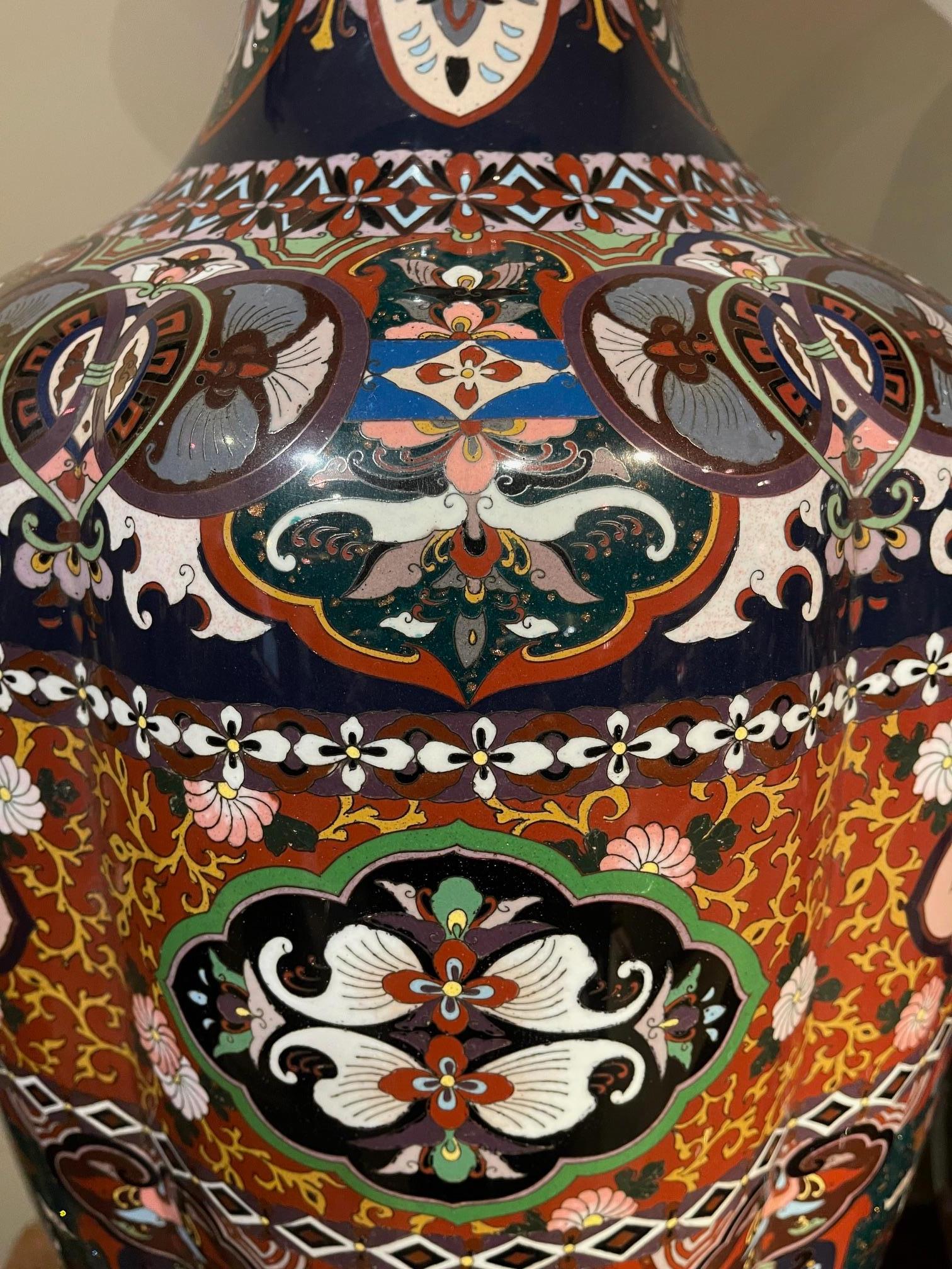 Cloisonné Très grande paire de vases cloisonnés, Japon, 19e siècle en vente