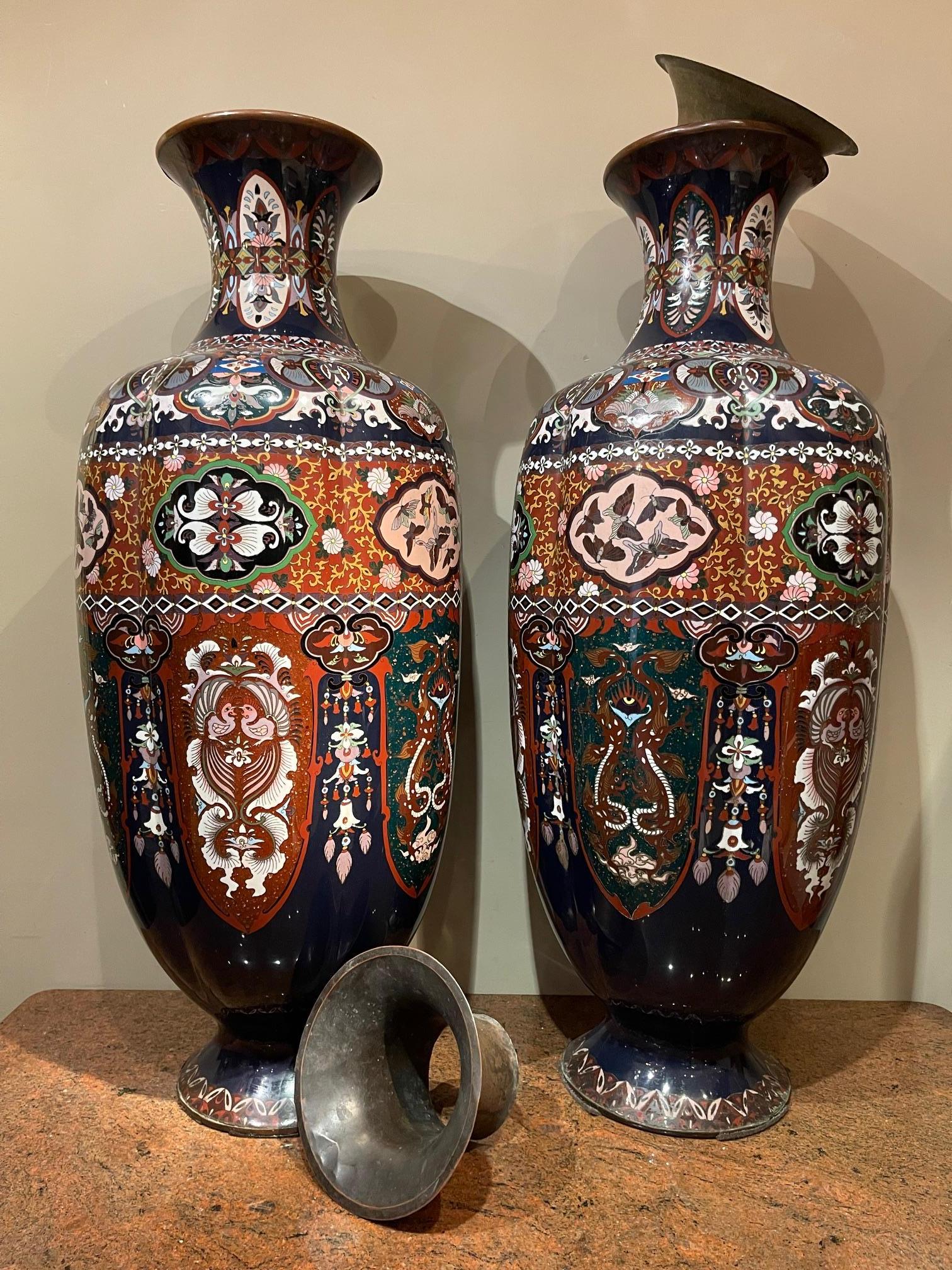 Sehr großes Paar Cloisonné-Vasen, Japan 19. Jahrhundert (Emaille) im Angebot
