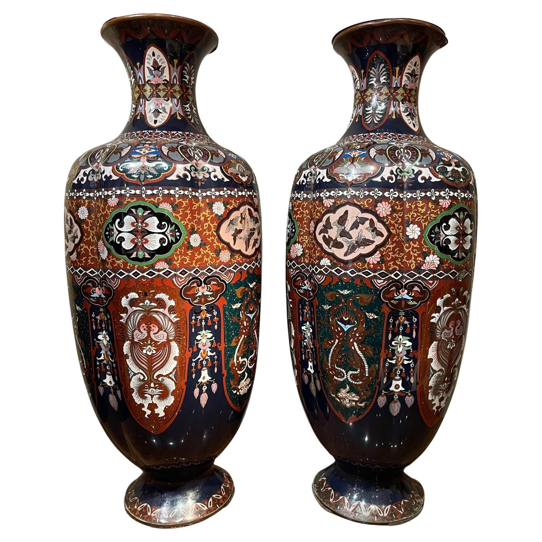 Très grande paire de vases cloisonnés, Japon, 19e siècle en vente