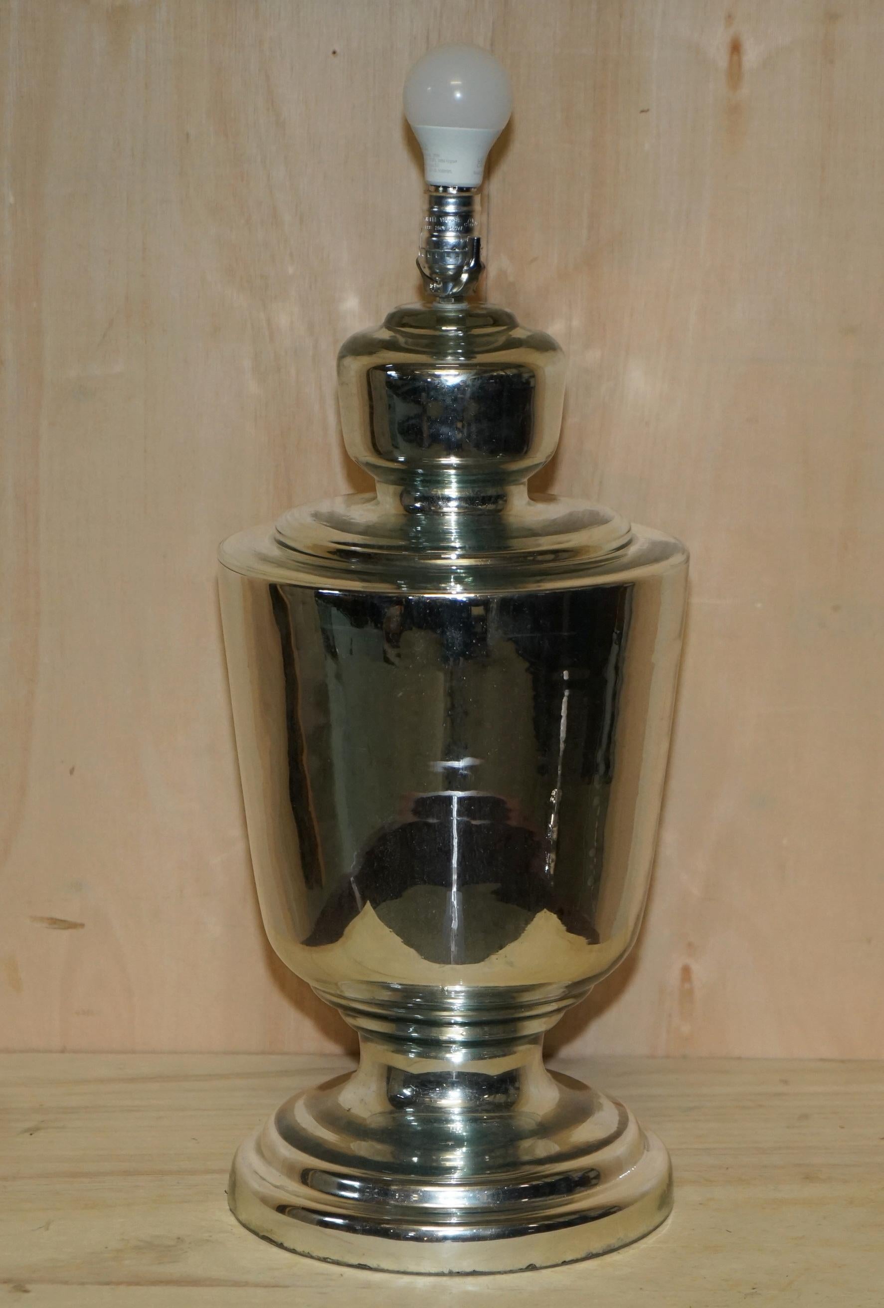 Très grande paire de lampes-urnes en verre renard en forme d'urne entièrement restaurées en vente 5
