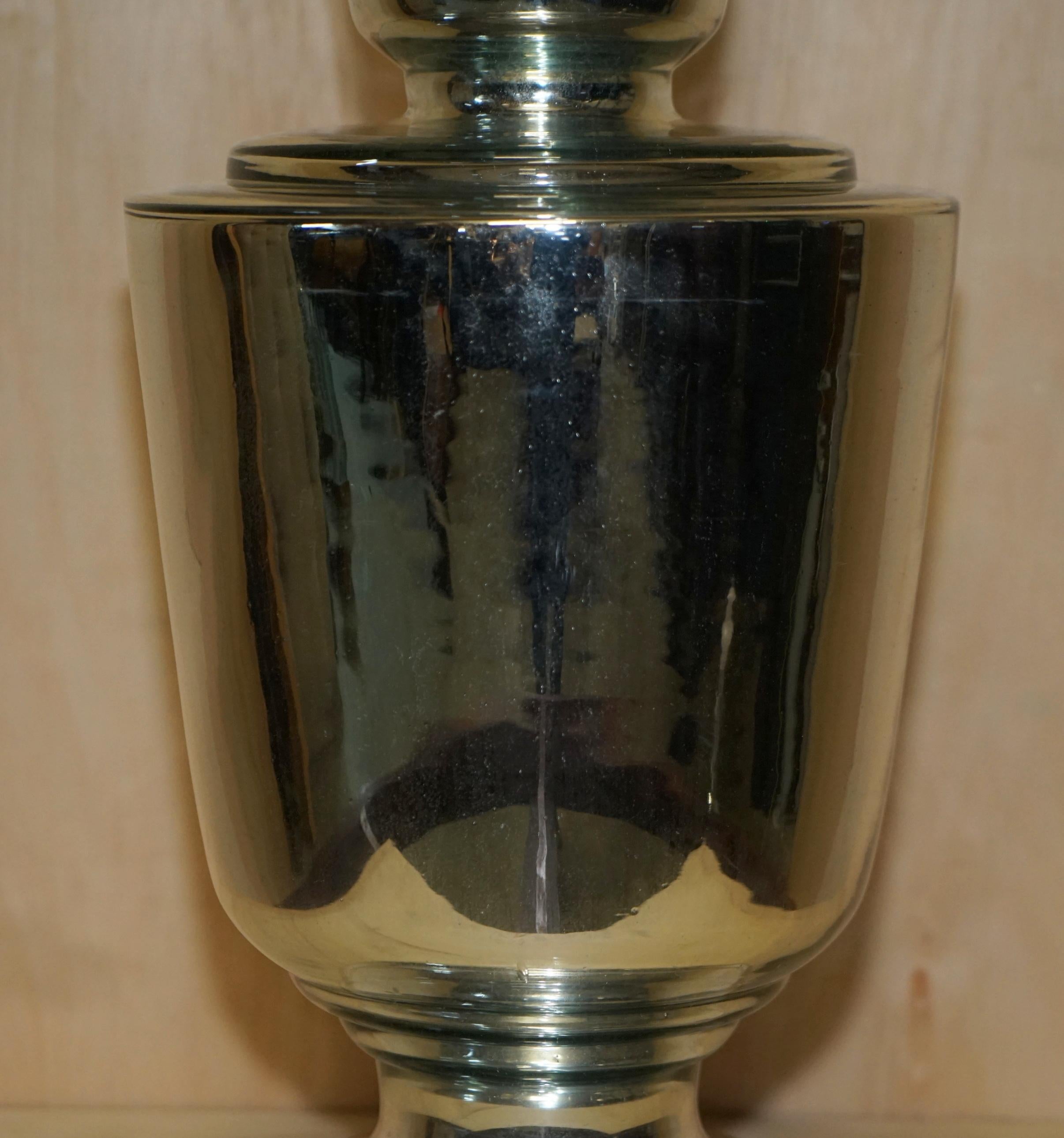 Très grande paire de lampes-urnes en verre renard en forme d'urne entièrement restaurées en vente 7