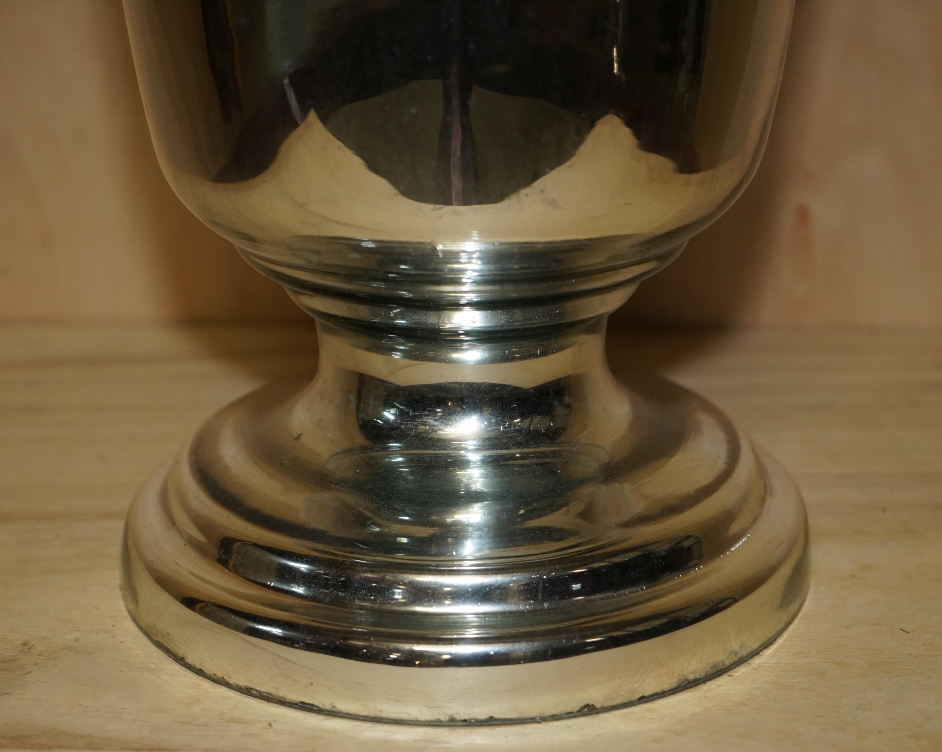 Très grande paire de lampes-urnes en verre renard en forme d'urne entièrement restaurées en vente 8