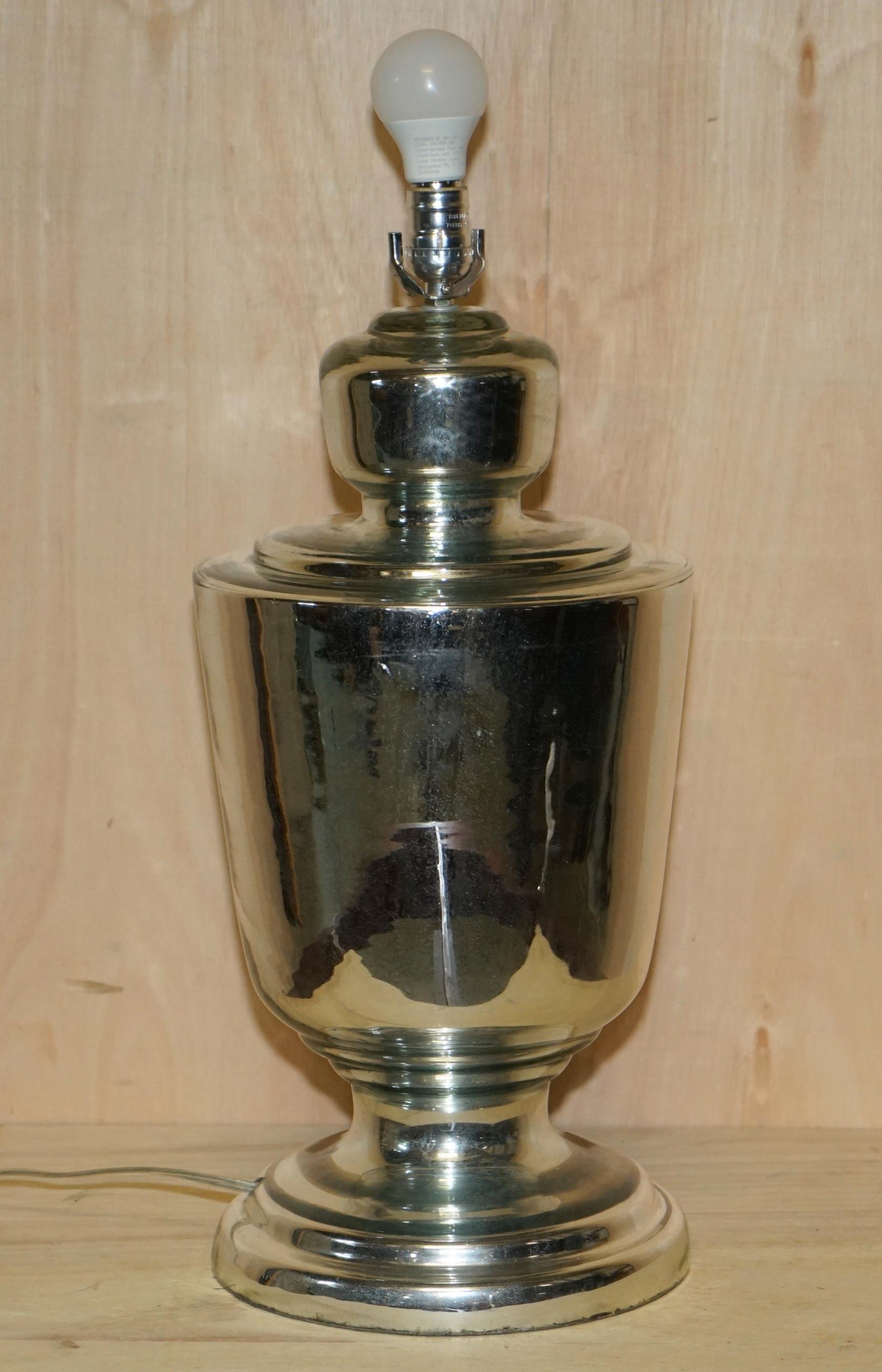 Très grande paire de lampes-urnes en verre renard en forme d'urne entièrement restaurées en vente 9