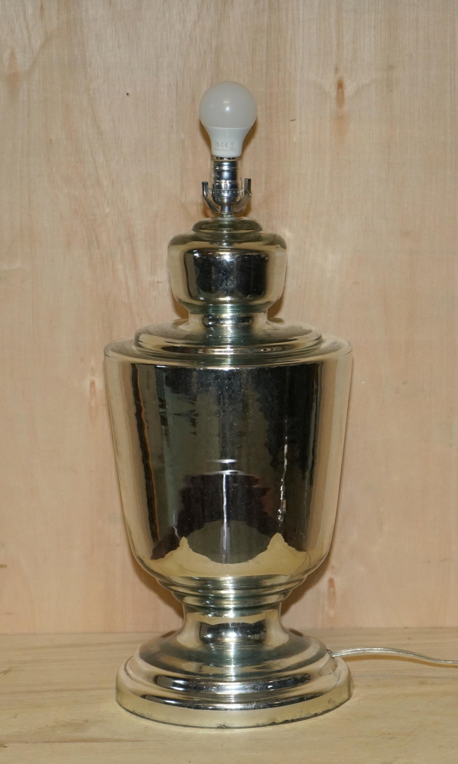 Très grande paire de lampes-urnes en verre renard en forme d'urne entièrement restaurées en vente 10