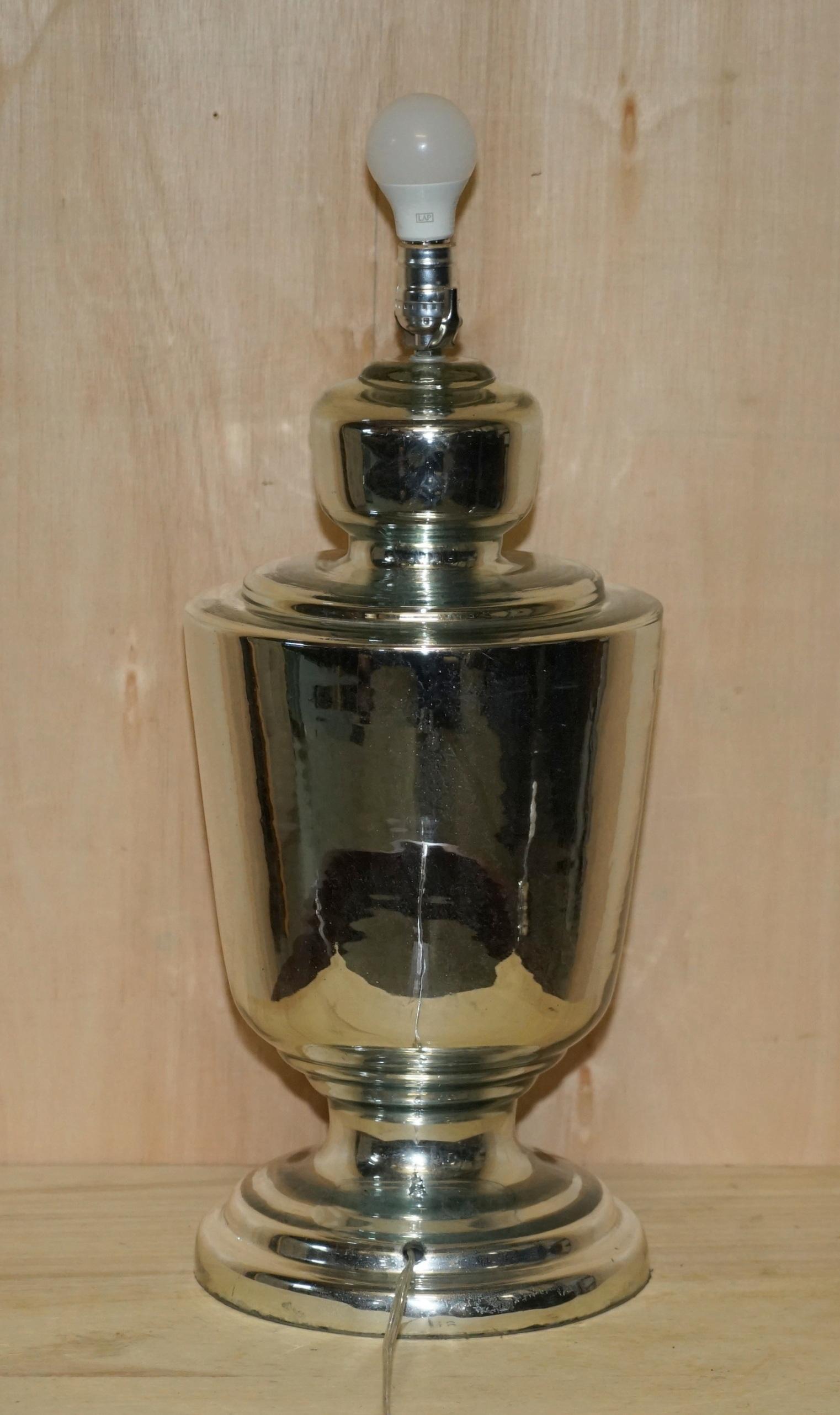 Très grande paire de lampes-urnes en verre renard en forme d'urne entièrement restaurées en vente 11