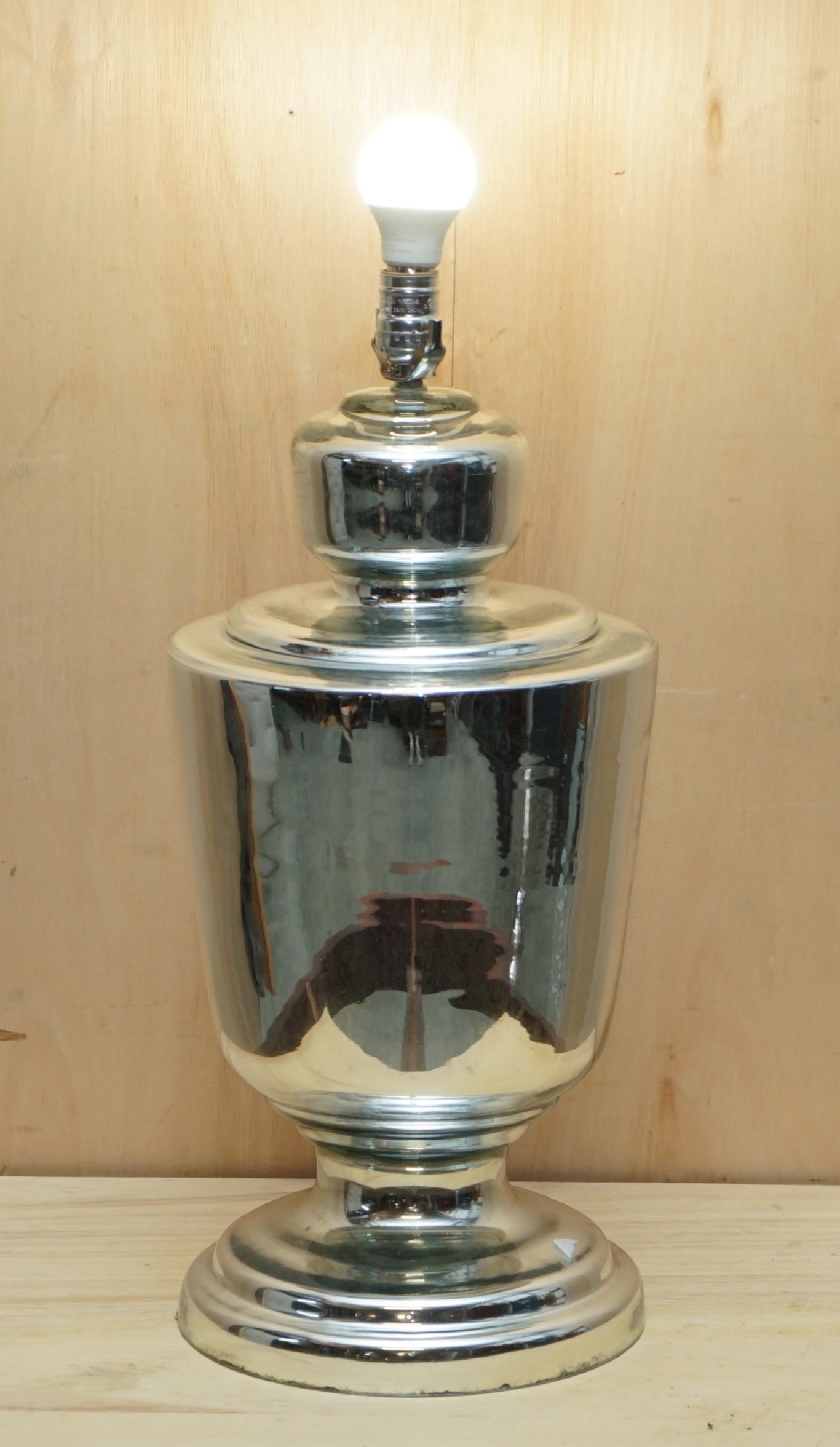 Art déco Très grande paire de lampes-urnes en verre renard en forme d'urne entièrement restaurées en vente