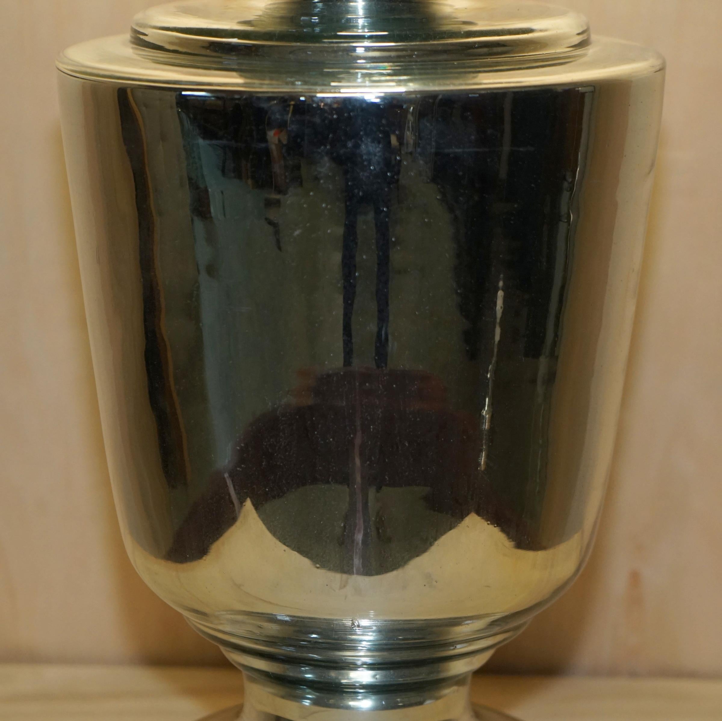 Fait main Très grande paire de lampes-urnes en verre renard en forme d'urne entièrement restaurées en vente