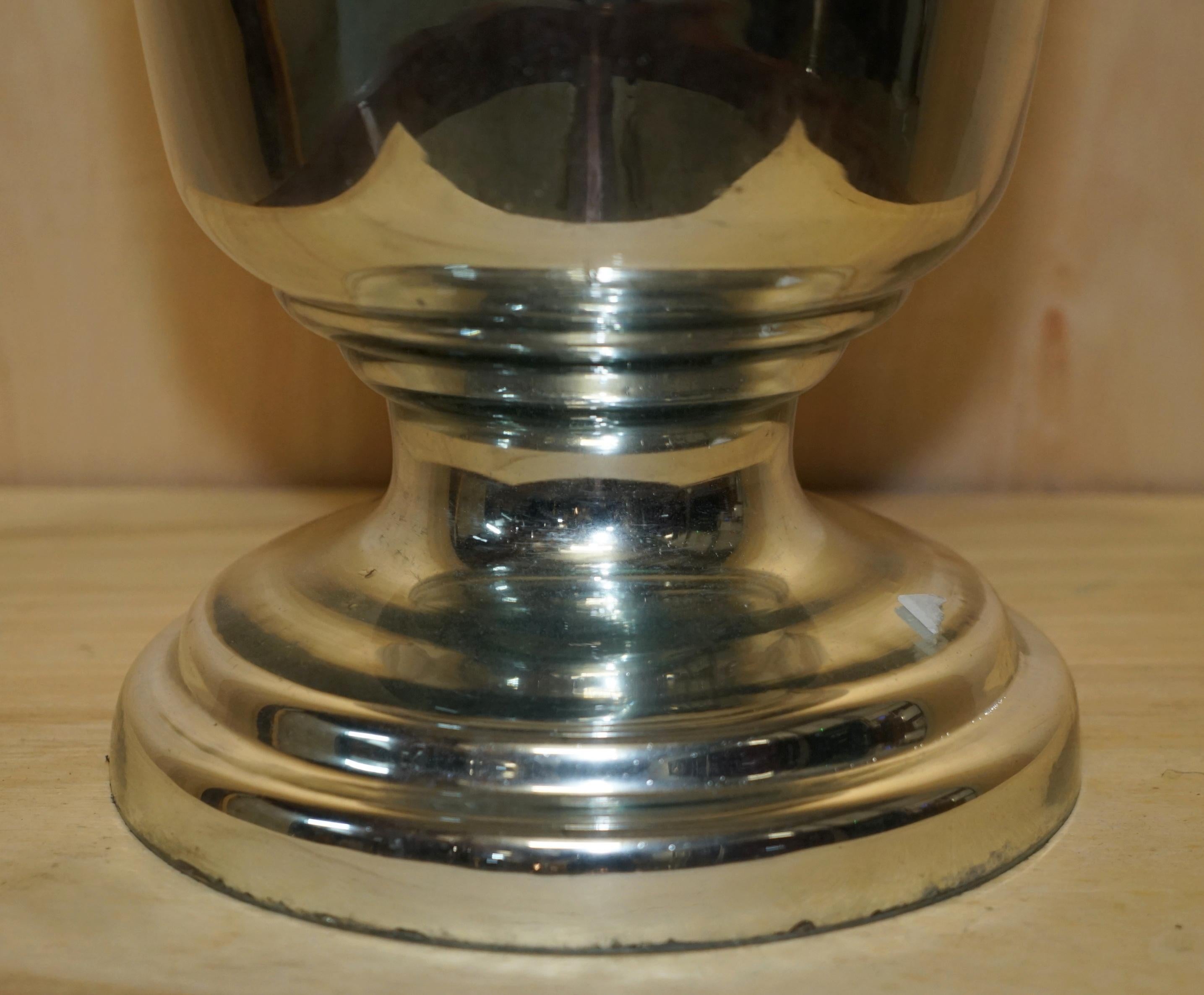 20ième siècle Très grande paire de lampes-urnes en verre renard en forme d'urne entièrement restaurées en vente