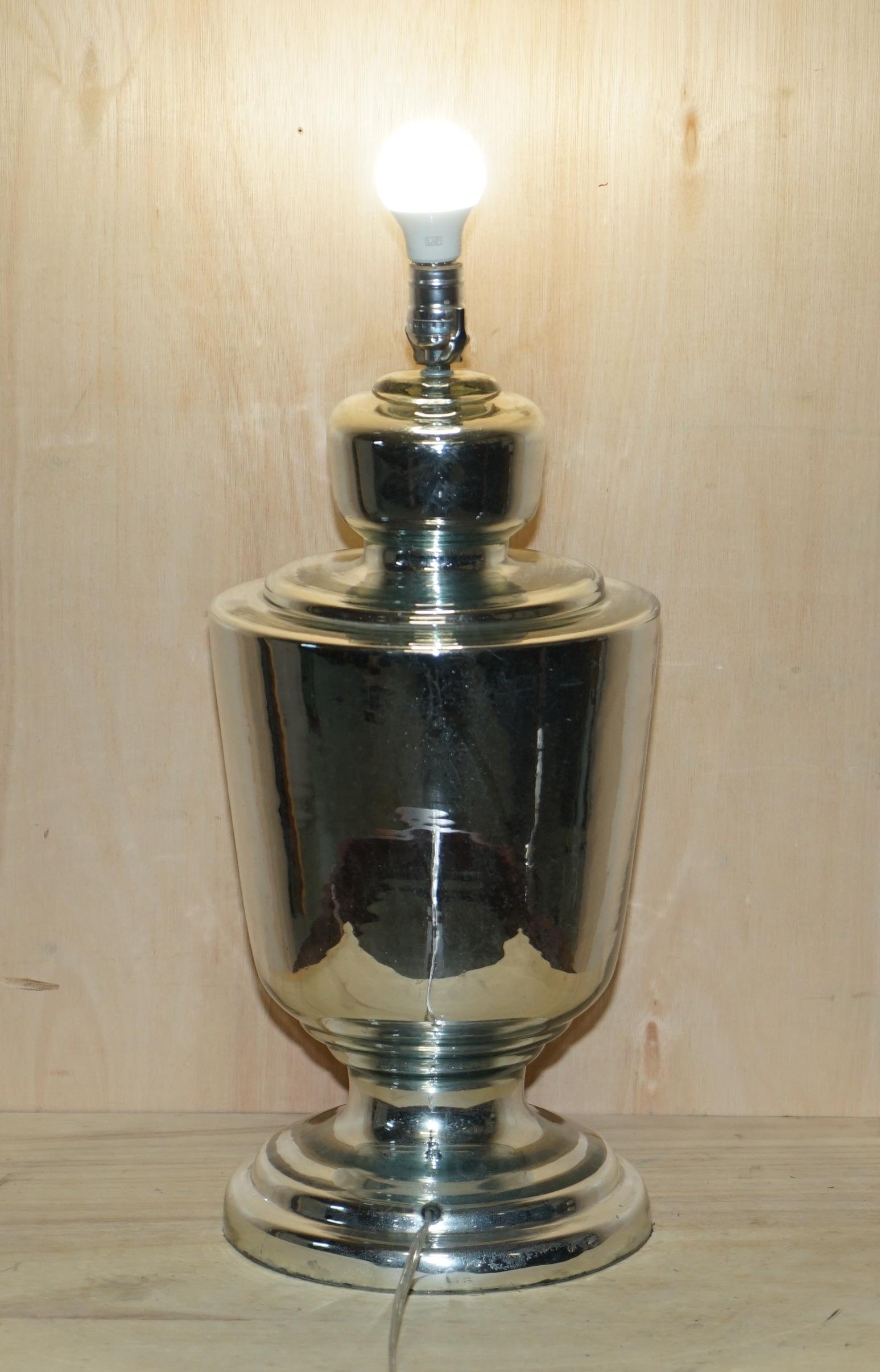 Très grande paire de lampes-urnes en verre renard en forme d'urne entièrement restaurées en vente 1