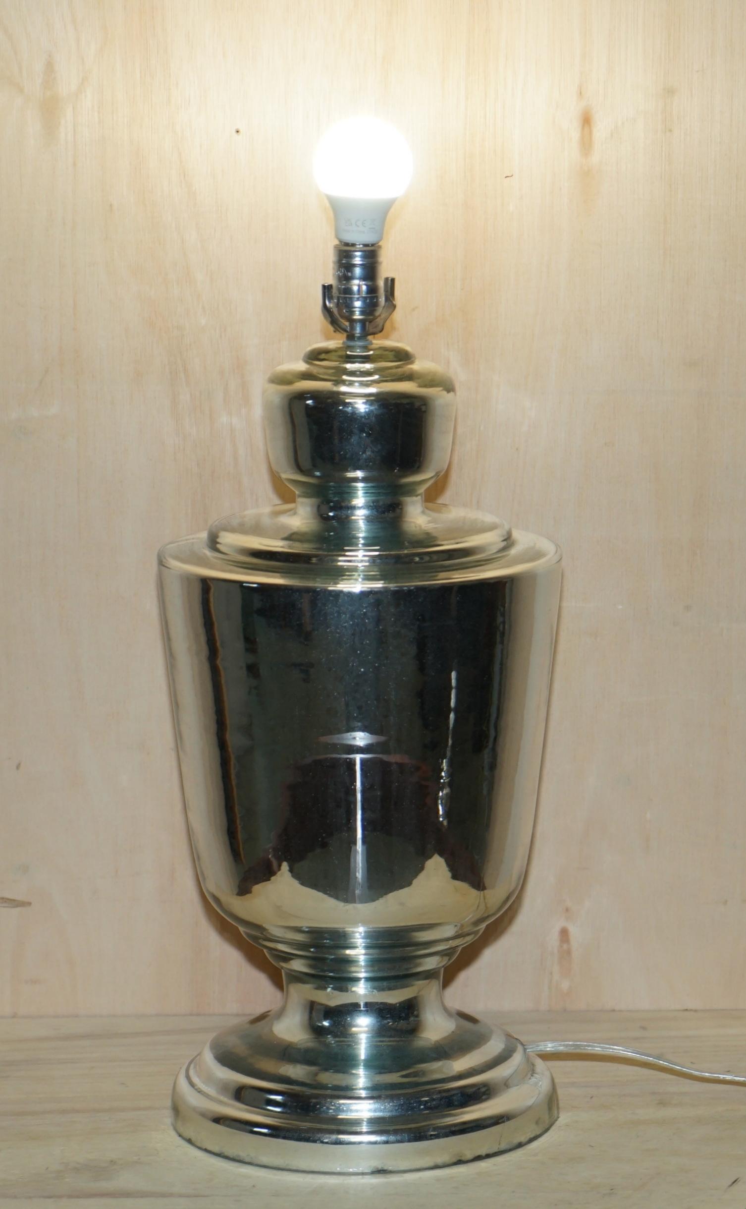 Très grande paire de lampes-urnes en verre renard en forme d'urne entièrement restaurées en vente 2