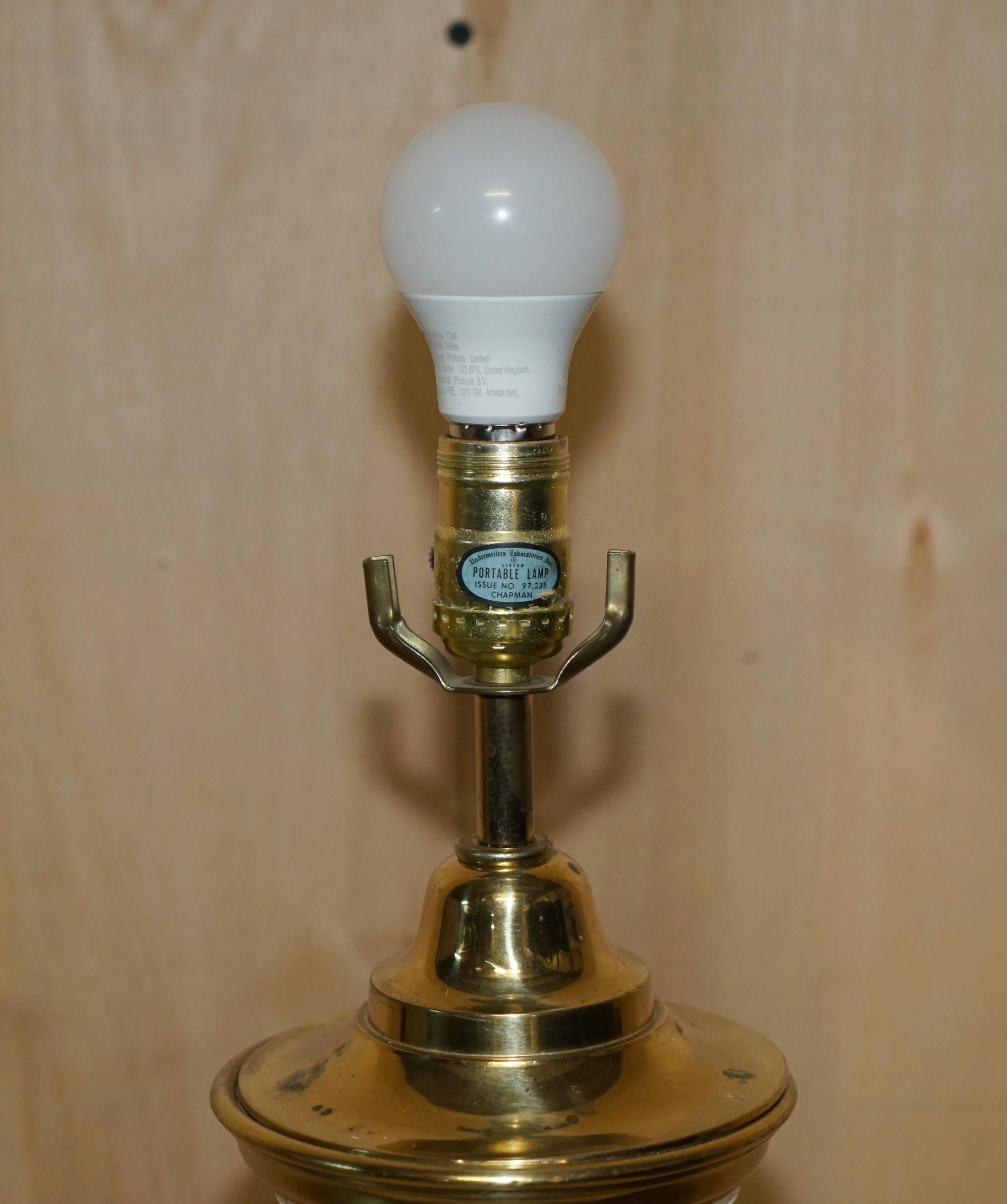Très grande paire de lampes de bureau en laiton en forme de phare en verre vintage entièrement restaurées en vente 3