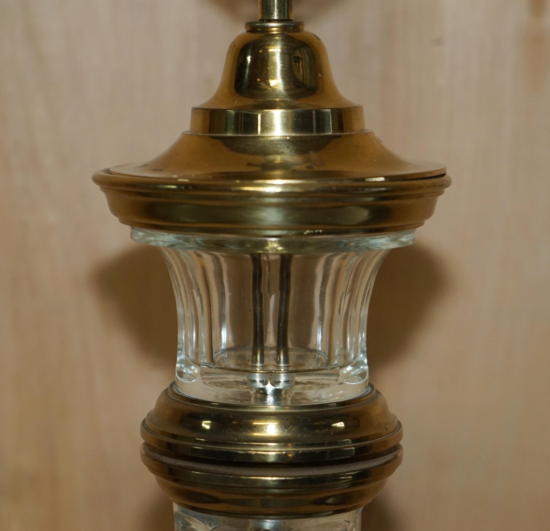 Très grande paire de lampes de bureau en laiton en forme de phare en verre vintage entièrement restaurées en vente 6