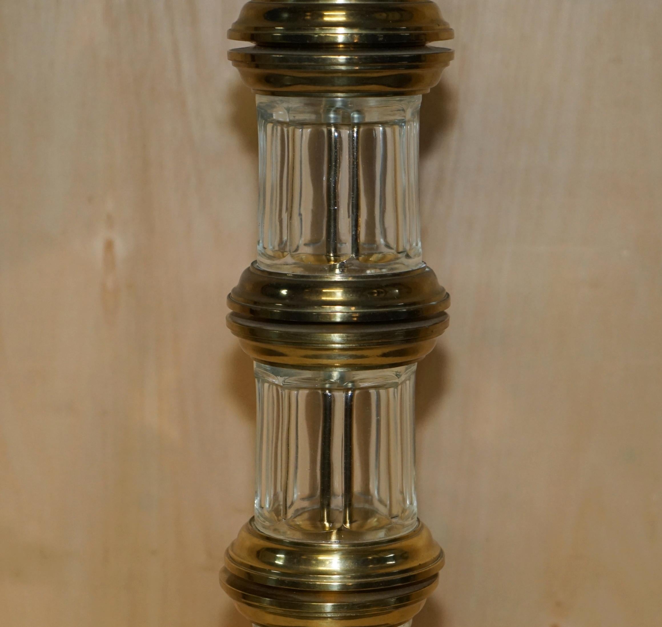 Très grande paire de lampes de bureau en laiton en forme de phare en verre vintage entièrement restaurées en vente 7