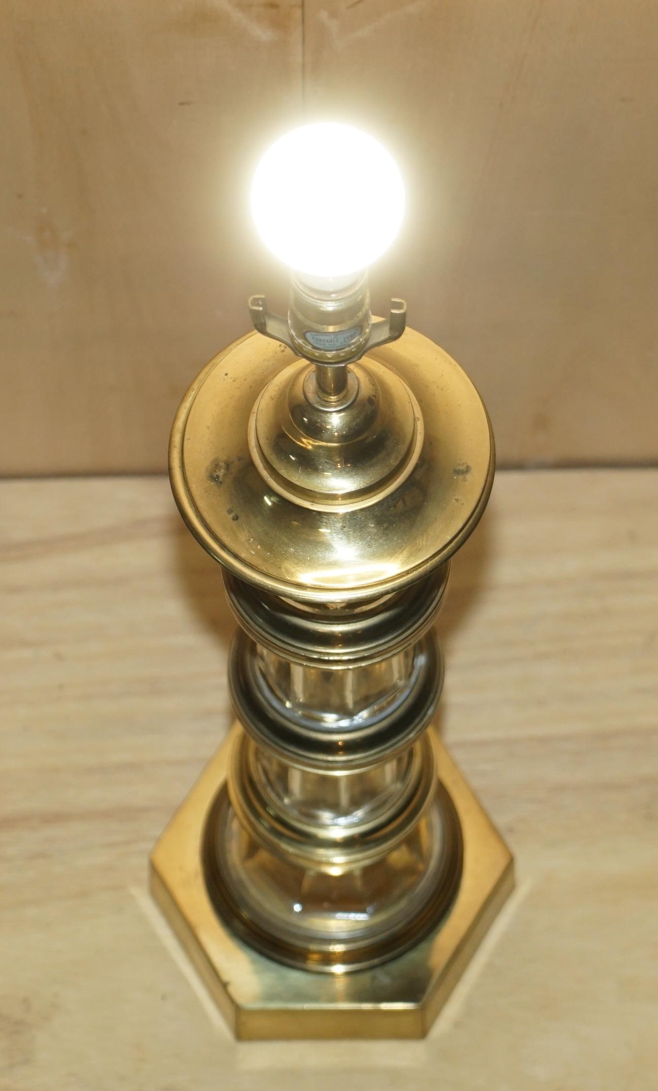 Très grande paire de lampes de bureau en laiton en forme de phare en verre vintage entièrement restaurées en vente 10